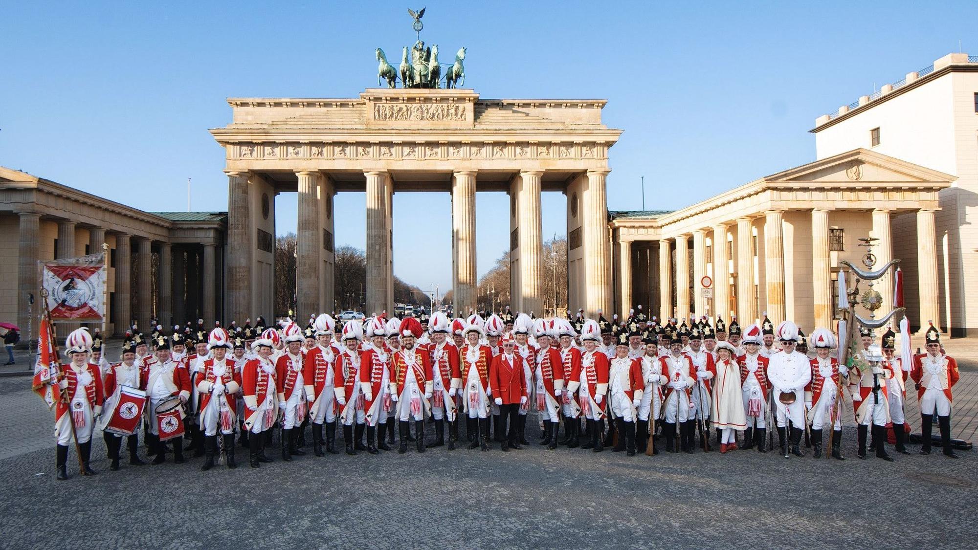 Die Roten Funken beim Gruppenbild vor dem Brandenburger Tor.