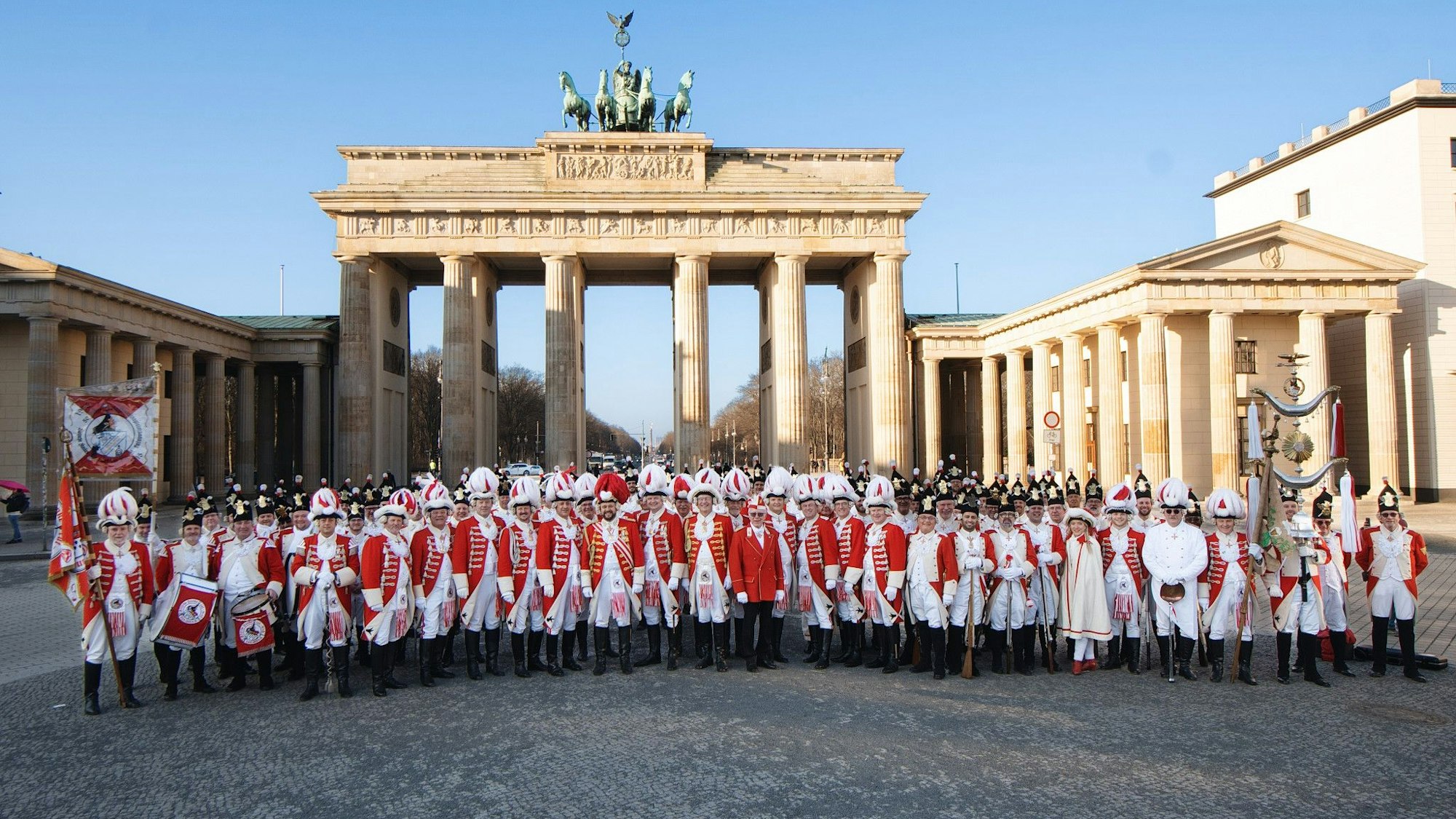 Die Roten Funken beim Gruppenbild vor dem Brandenburger Tor.