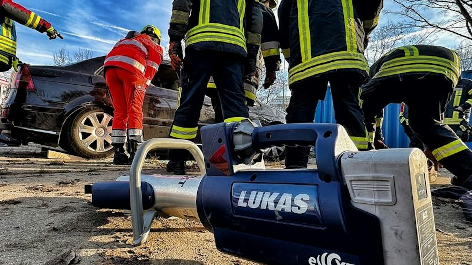 Feuerwehreinsatz bei einem Verkehrsunfall mit einem LKW und einem PKW.