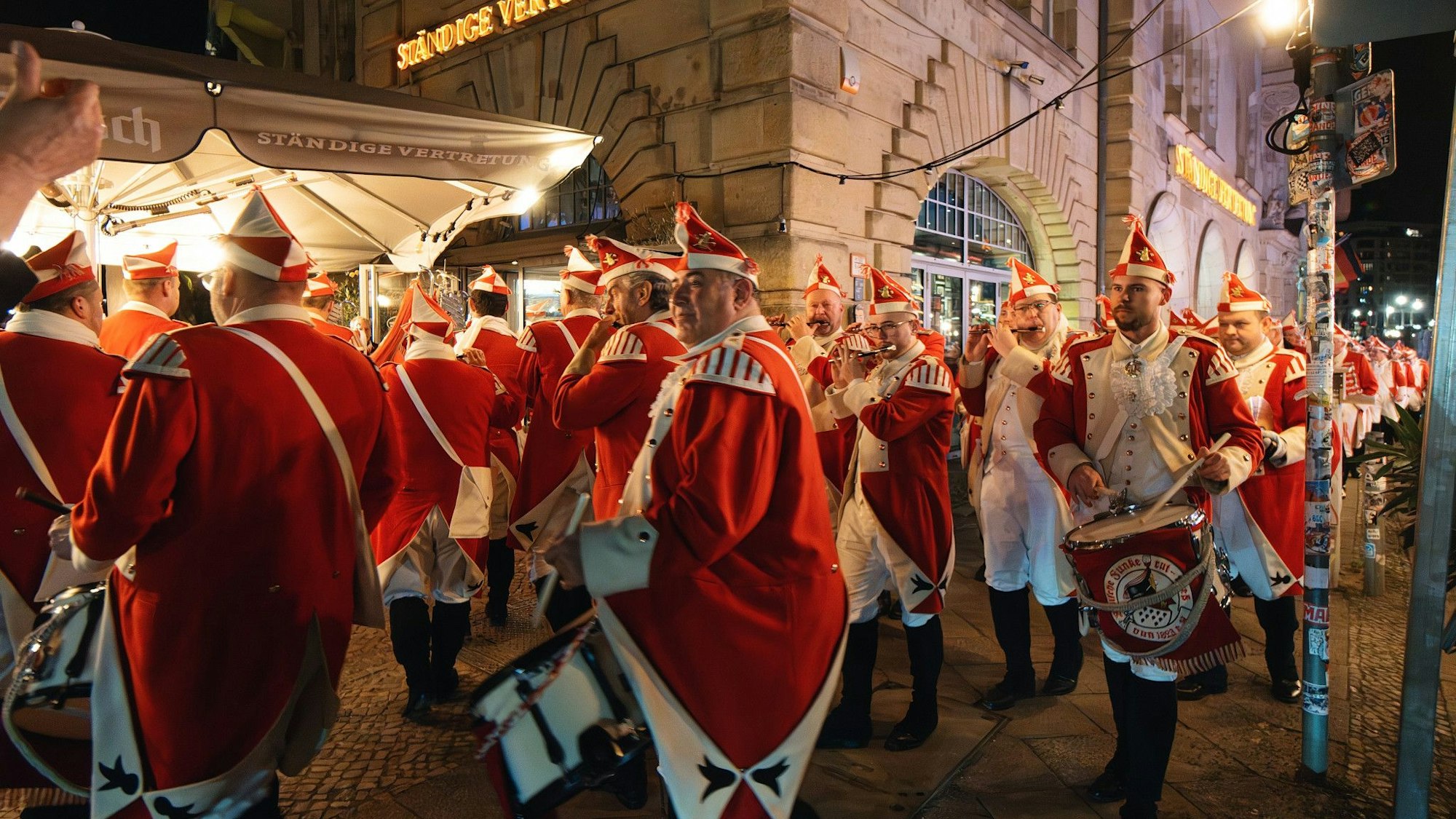 Die Roten Funken marschieren zur Ständigen Vertretung.