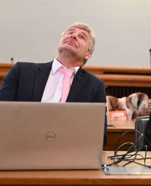 Melanie Müller (r) sitzt mit ihrem Rechtsanwalt Adrian Stahl (l) im Gerichtssaal.