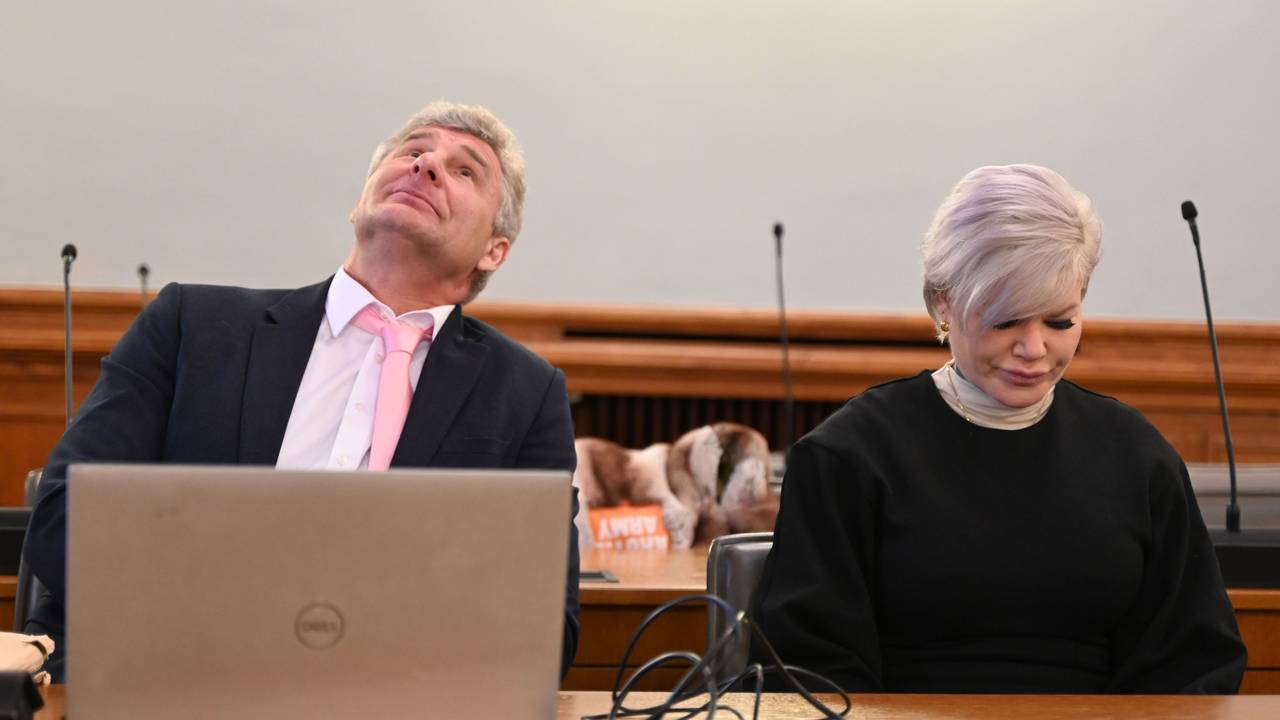 Melanie Müller (r) sitzt mit ihrem Rechtsanwalt Adrian Stahl (l) im Gerichtssaal.