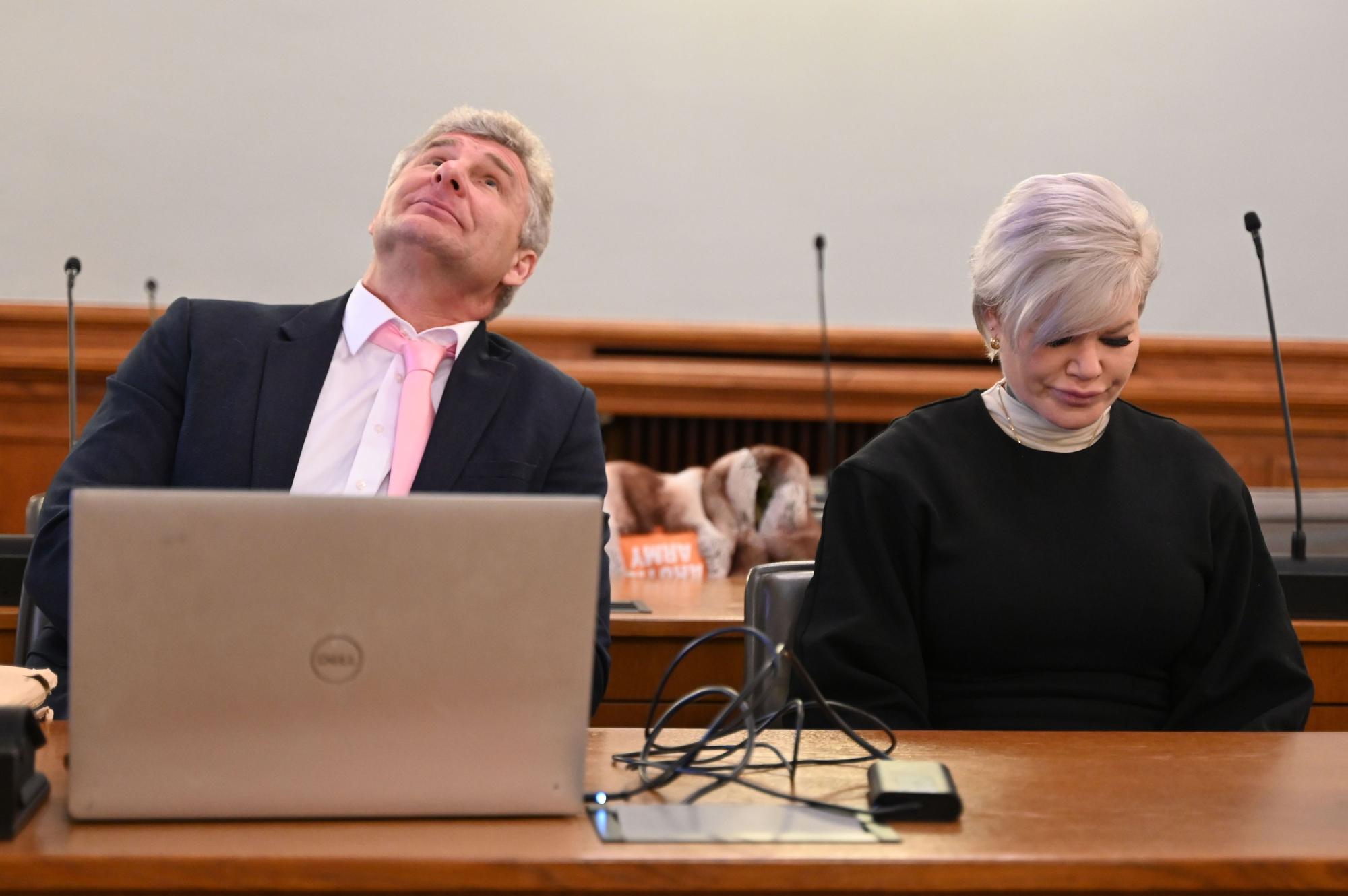 Melanie Müller (r) sitzt mit ihrem Rechtsanwalt Adrian Stahl (l) im Gerichtssaal.