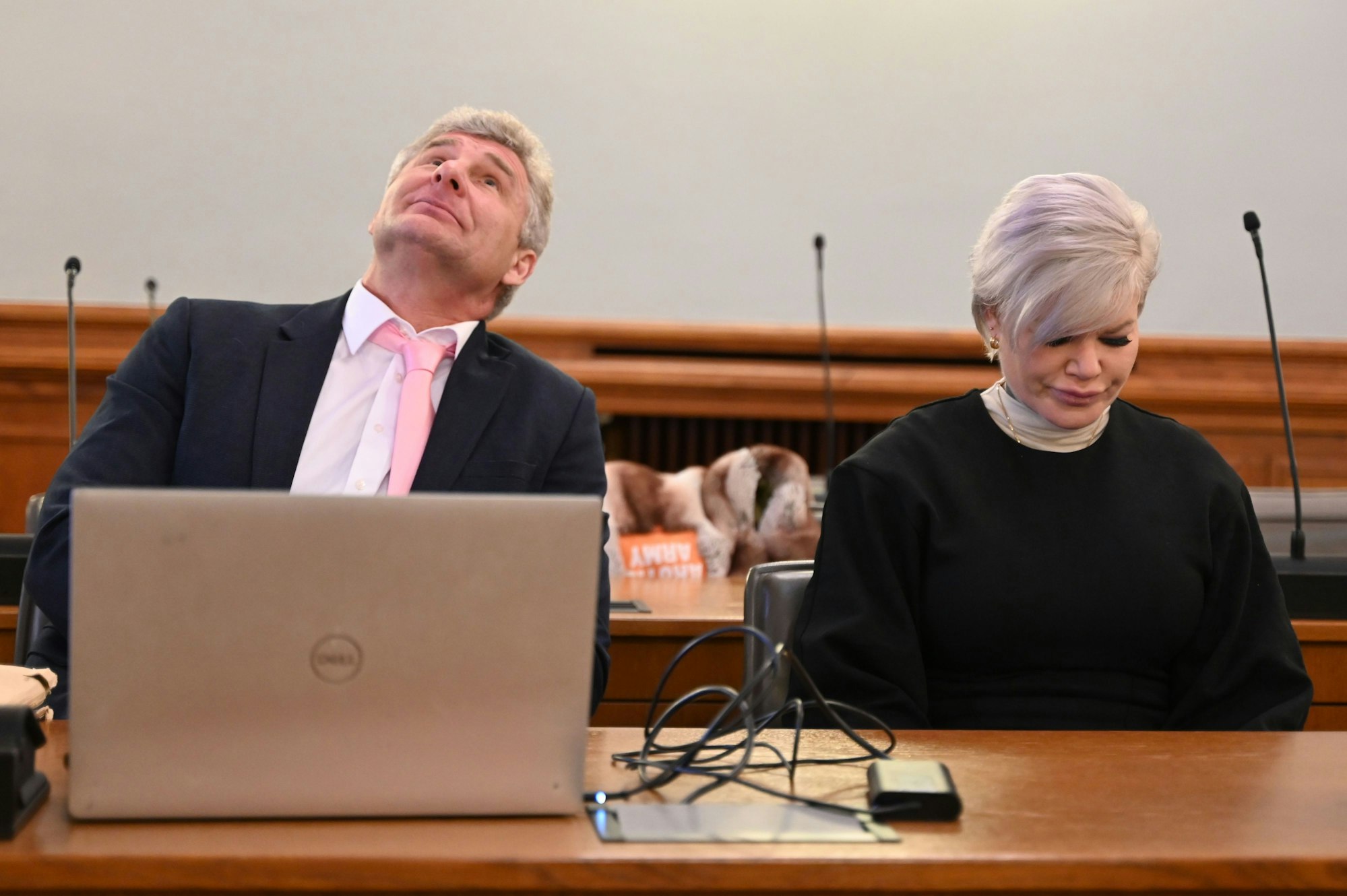 Melanie Müller (r) sitzt mit ihrem Rechtsanwalt Adrian Stahl (l) im Gerichtssaal.