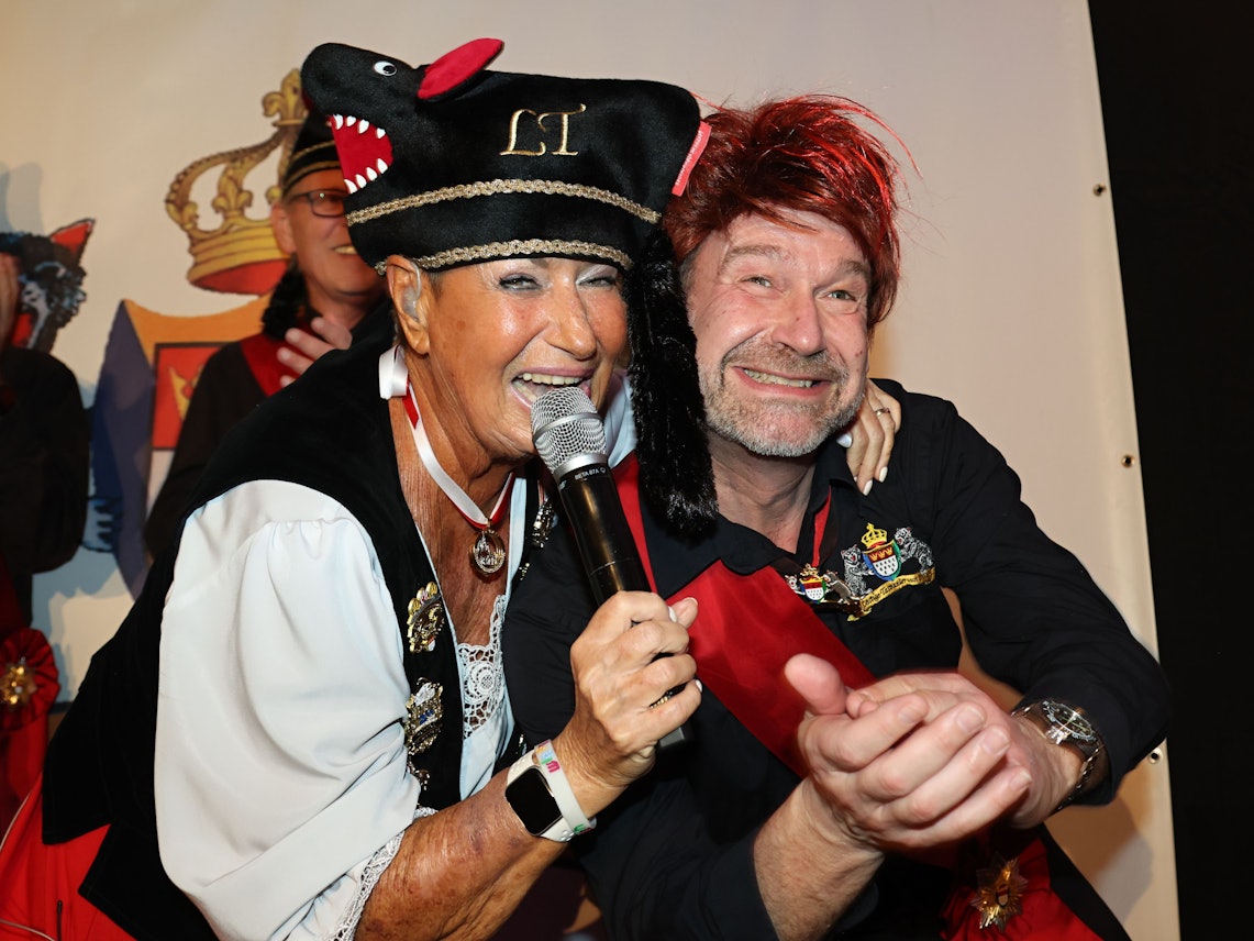 Marita Köllner singt zusammen mit Volker Weininger.