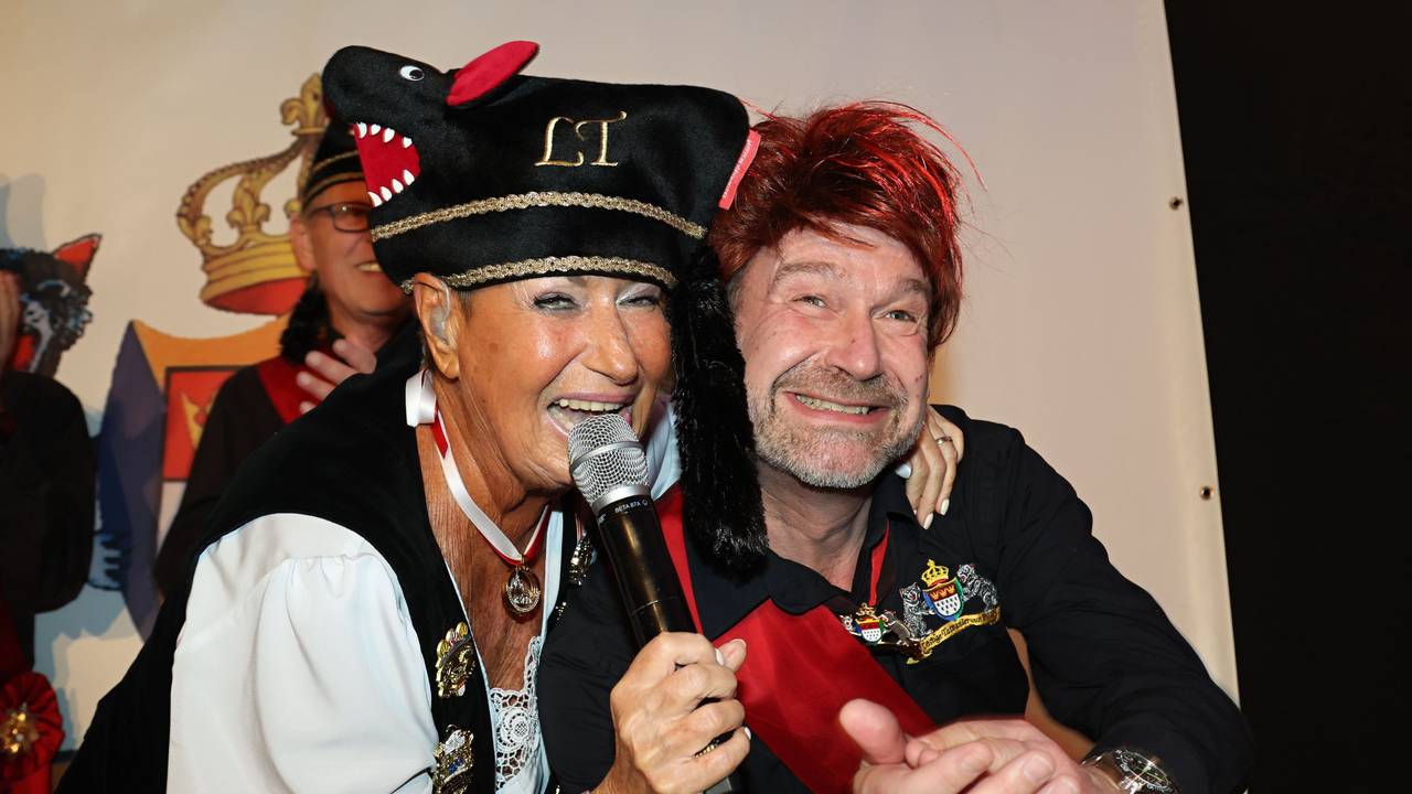 Marita Köllner singt zusammen mit Volker Weininger.