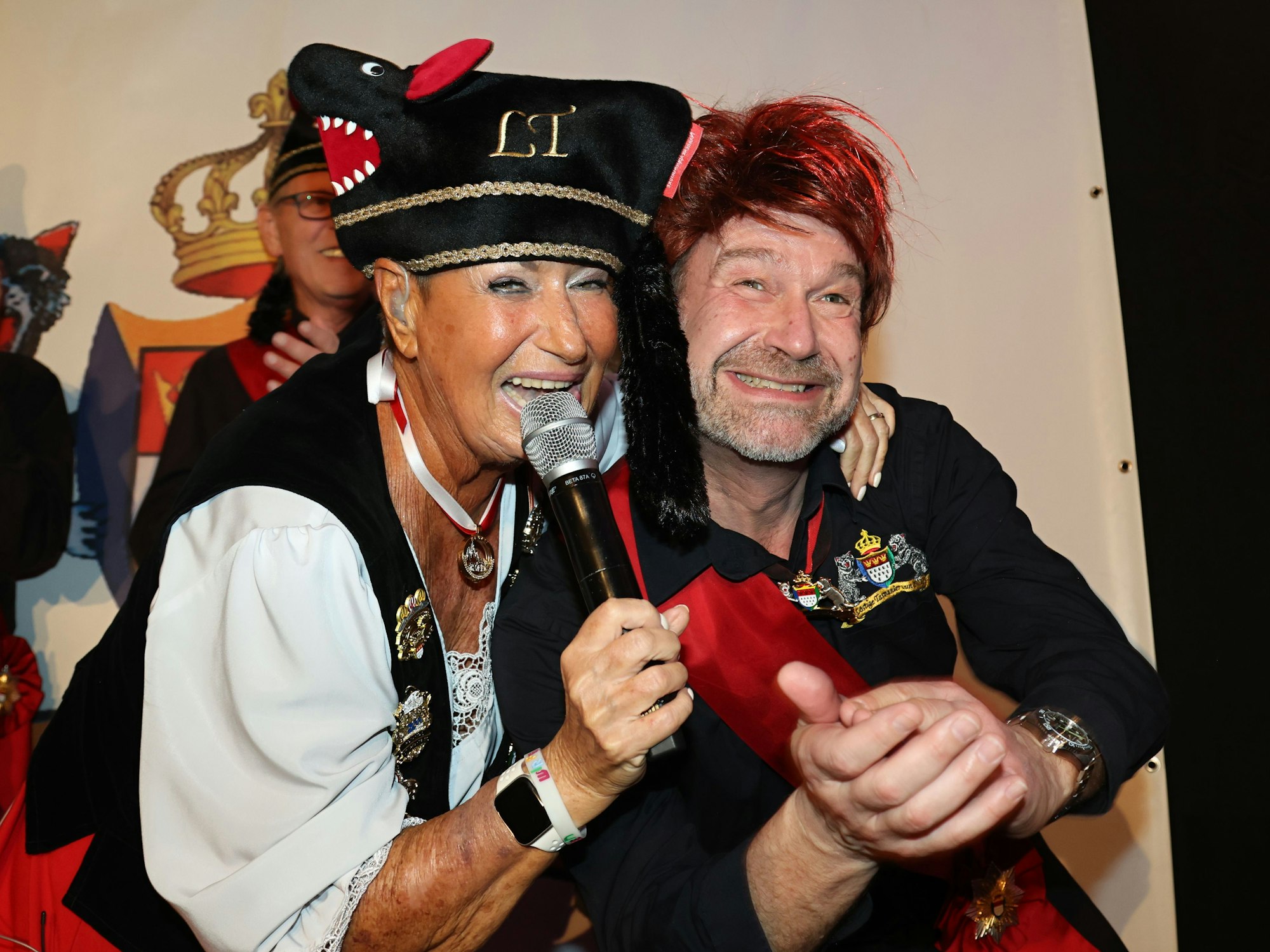 Marita Köllner singt zusammen mit Volker Weininger.