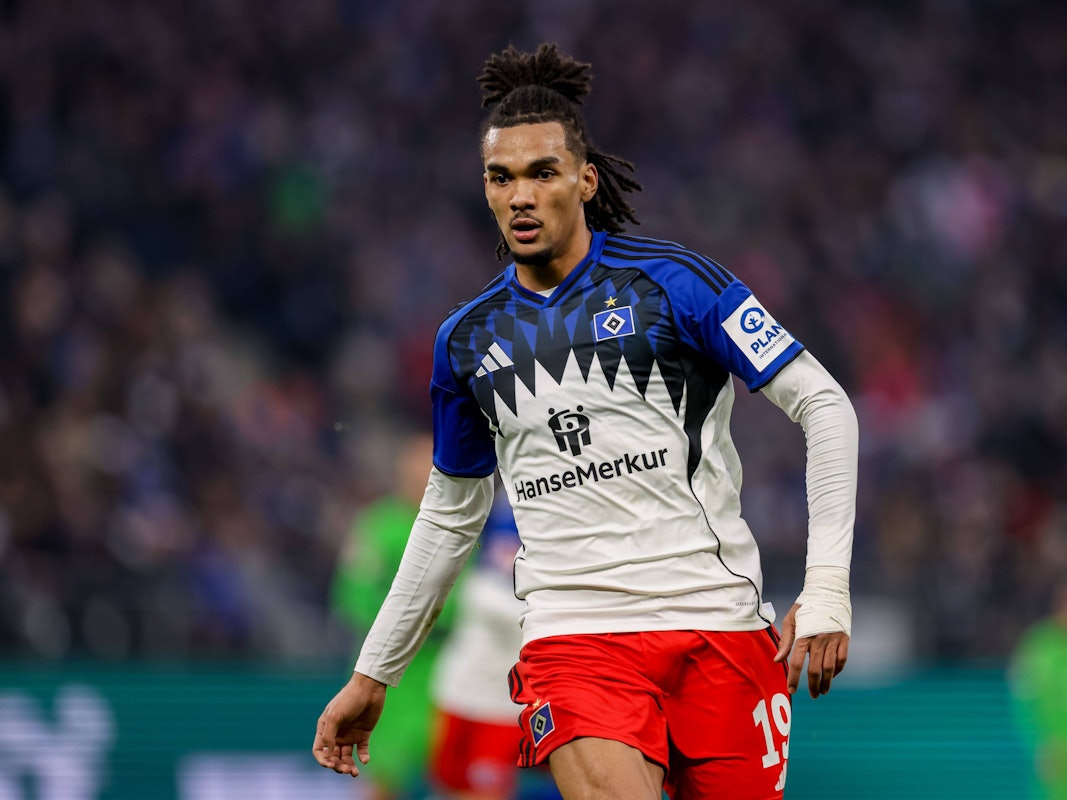 Stürmer Damion Downs schaut fokussiert auf dem Spielfeld.