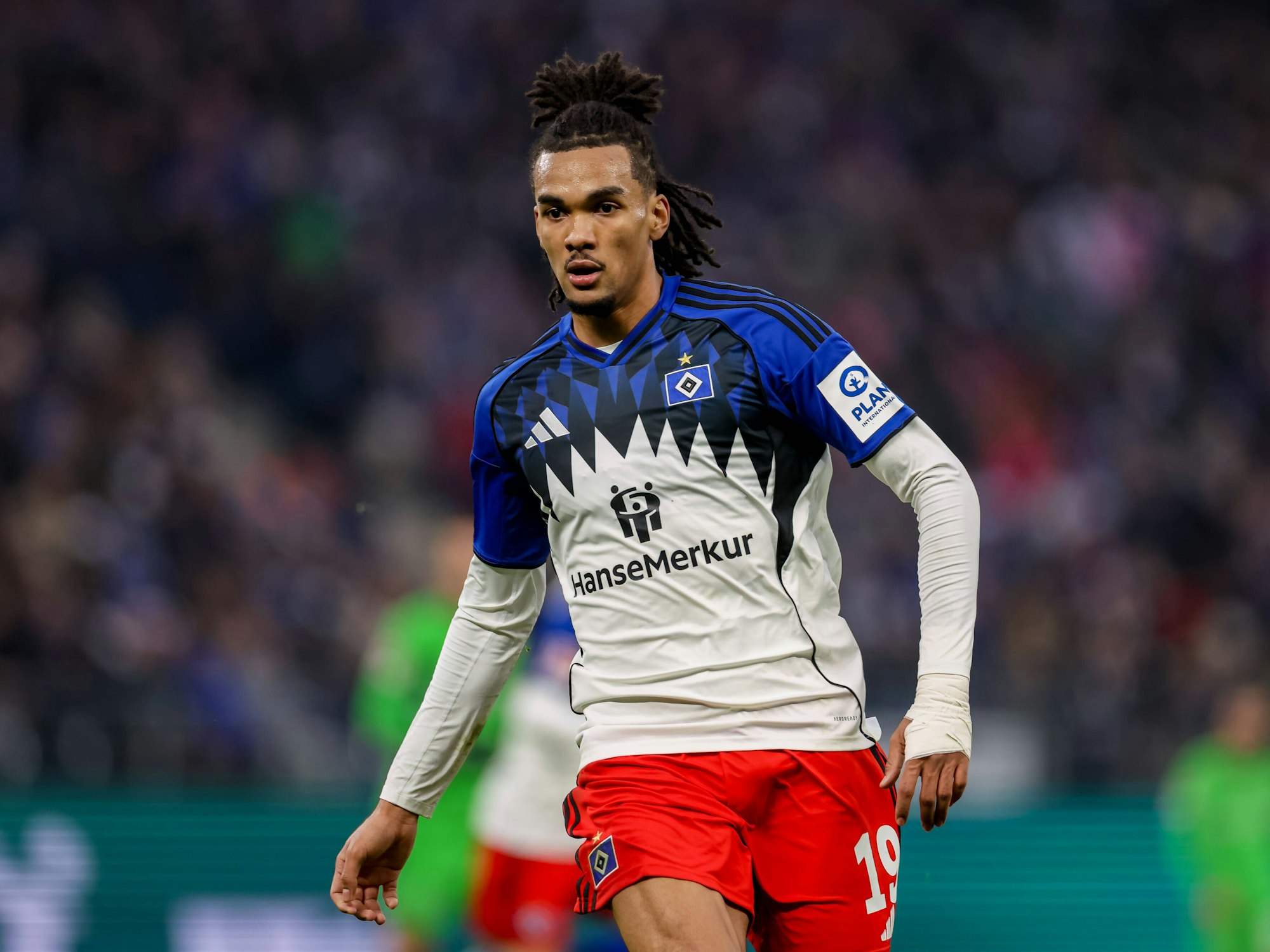 Stürmer Damion Downs schaut fokussiert auf dem Spielfeld.