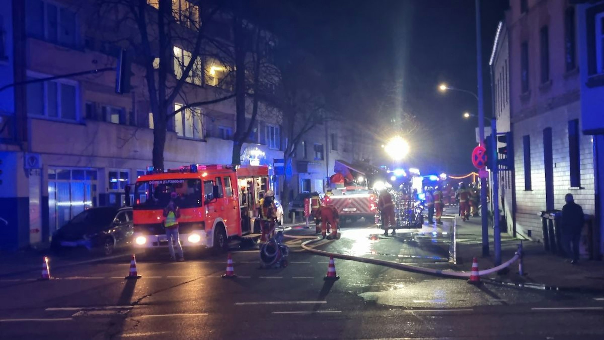 Feuerwehr Düren im Einsatz bei einem Wohnhausbrand in Birkesdorf.