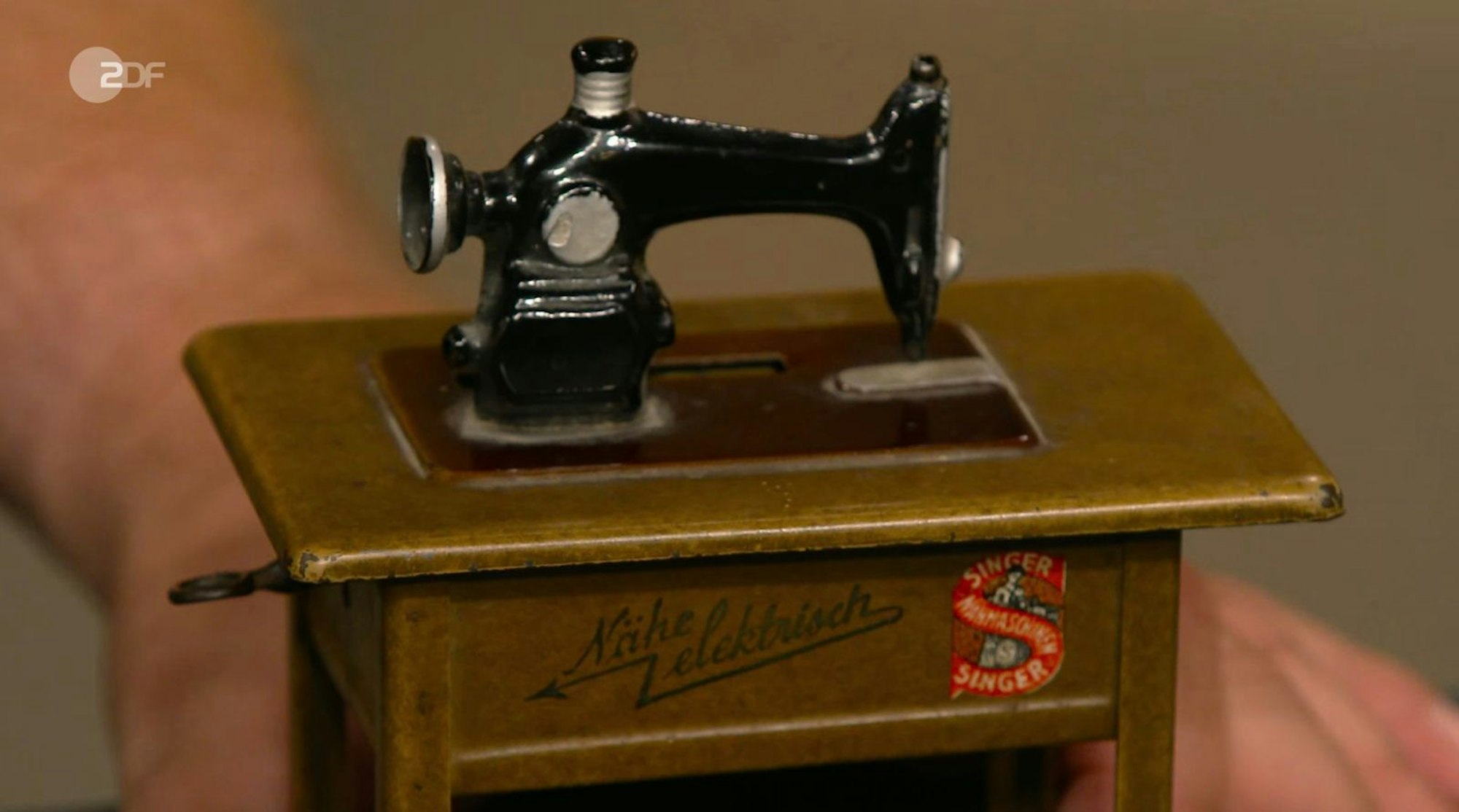 Die Spardose in Form einer Nähmaschine hatte früher noch einen anderen Zweck. (Bild: ZDF)