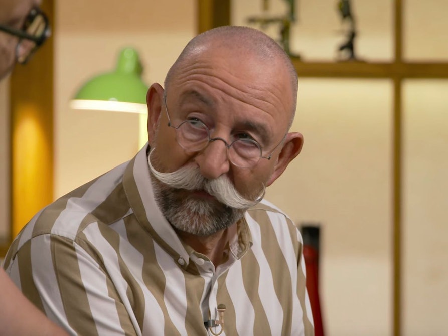 In der Mittwochsausgabe von „Bares für Rares“ (ZDF) nahm Horst Lichter (rechts) seinen Experten augenzwinkernd auf die Schippe. (Bild: ZDF)