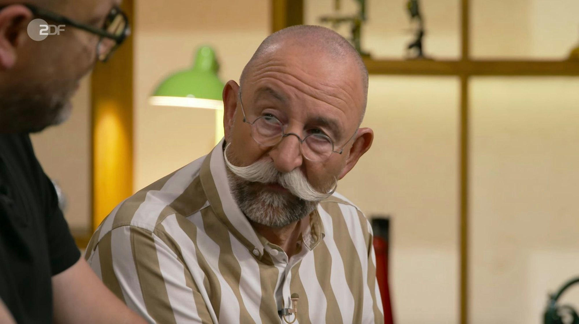 In der Mittwochsausgabe von „Bares für Rares“ (ZDF) nahm Horst Lichter (rechts) seinen Experten augenzwinkernd auf die Schippe. (Bild: ZDF)