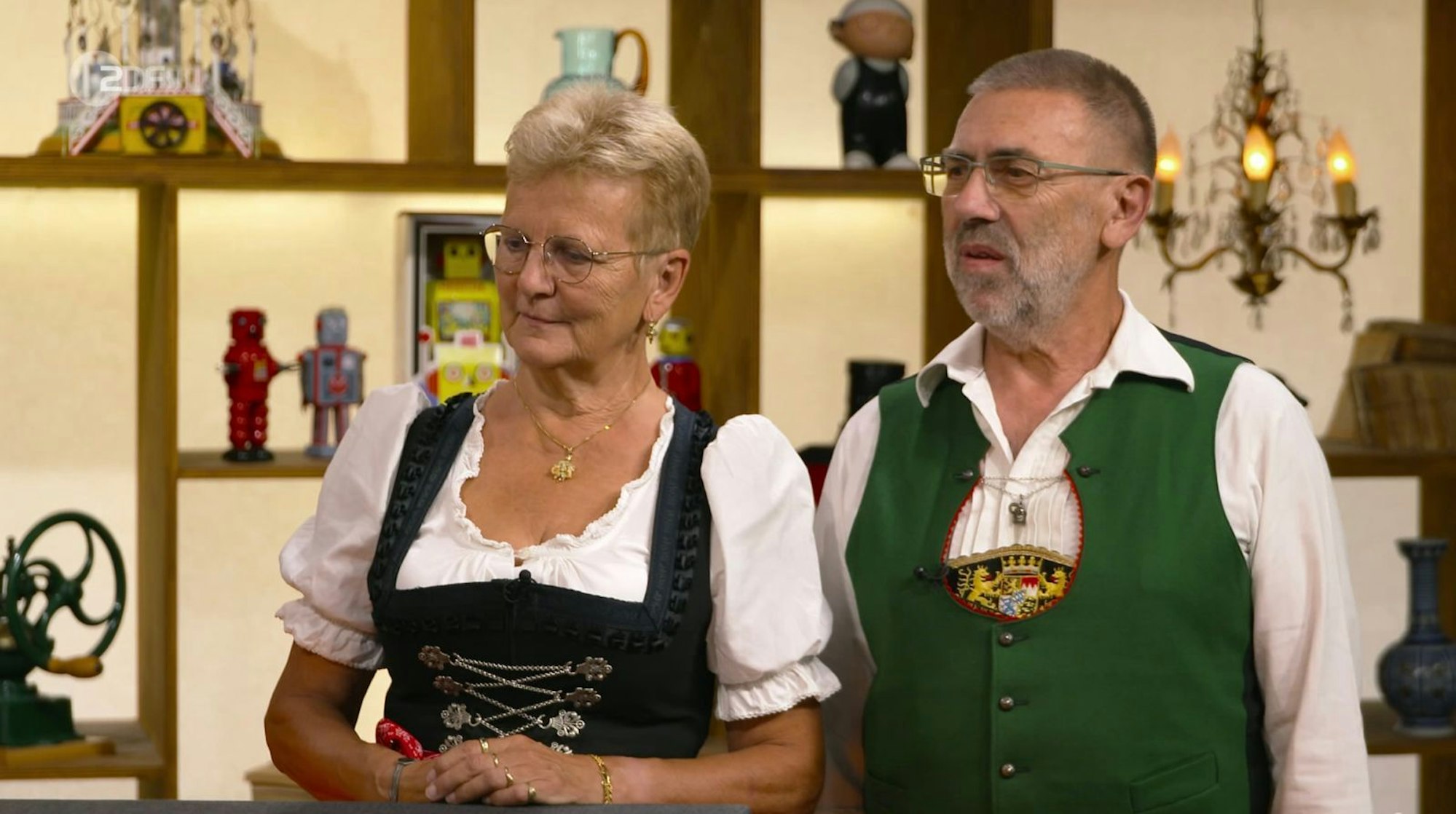 Die kleine Nähmaschine hatten die Verkäufer beim Ausräumen der elterlichen Wohnung gefunden. (Bild: ZDF)