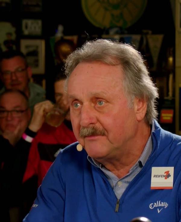 Peter Neururer sitzt beim Fantalk.