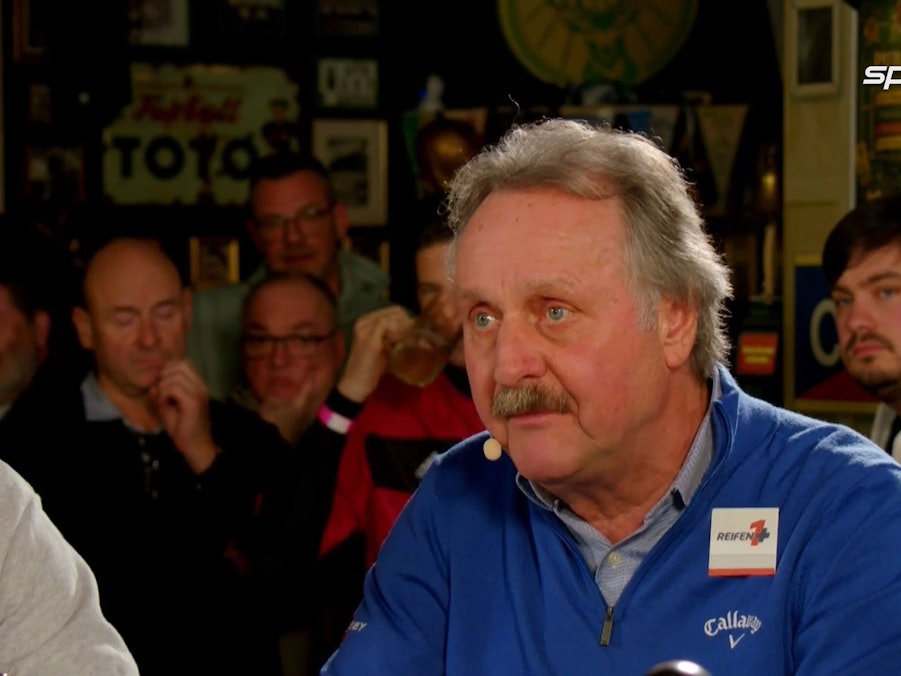 Peter Neururer sitzt beim Fantalk.