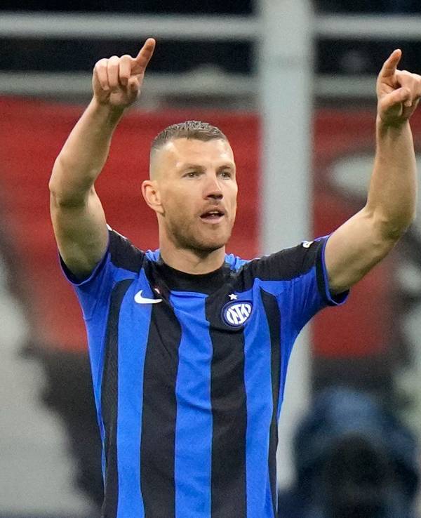 Edin Dzeko zeigt mit den Fingern nach oben.
