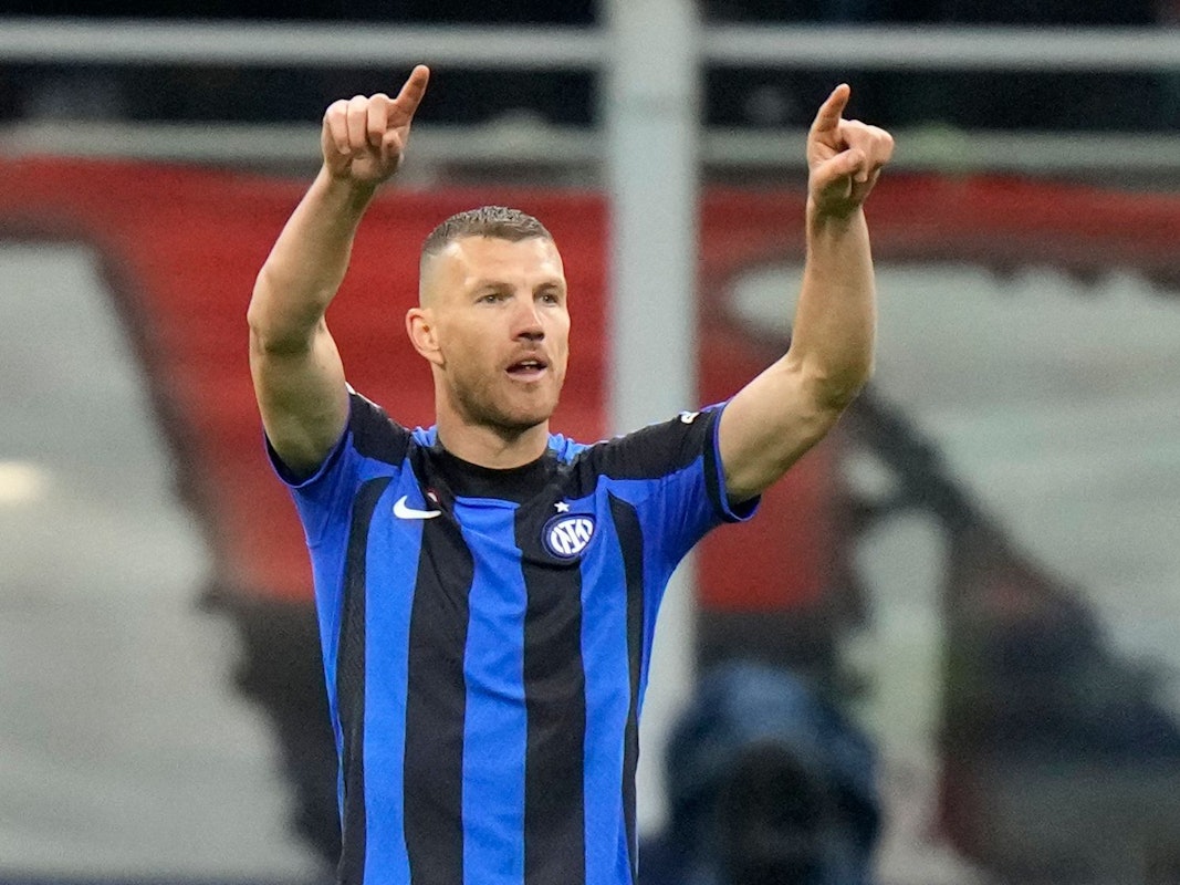 Edin Dzeko zeigt mit den Fingern nach oben.