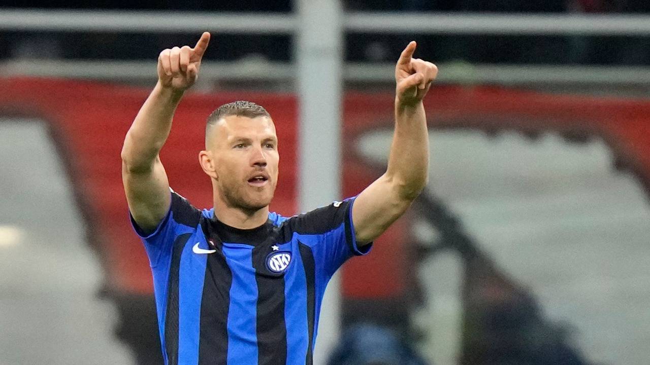 Edin Dzeko zeigt mit den Fingern nach oben.