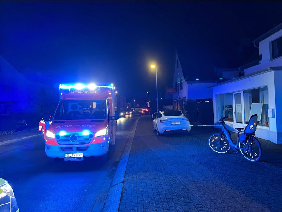 Ein Rettungswagen an einer Unfallstelle.