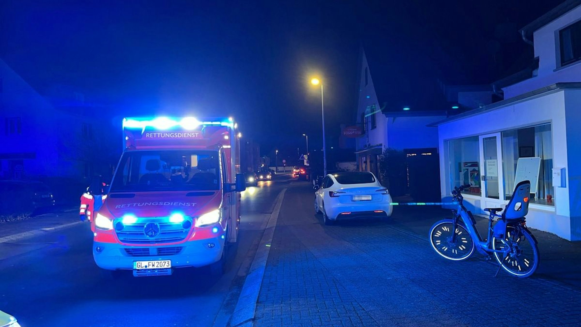 Ein Rettungswagen an einer Unfallstelle.