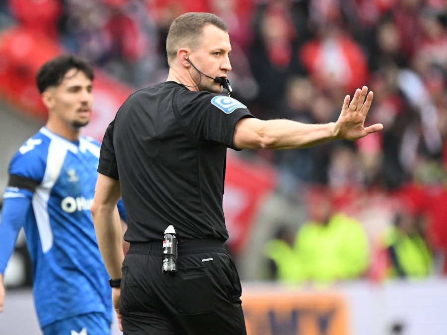 Schiedsrichter Florian Lechner gibt Anweisungen bei einem Fußballspiel