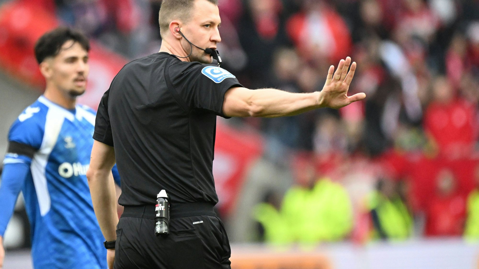 Schiedsrichter Florian Lechner gibt Anweisungen bei einem Fußballspiel