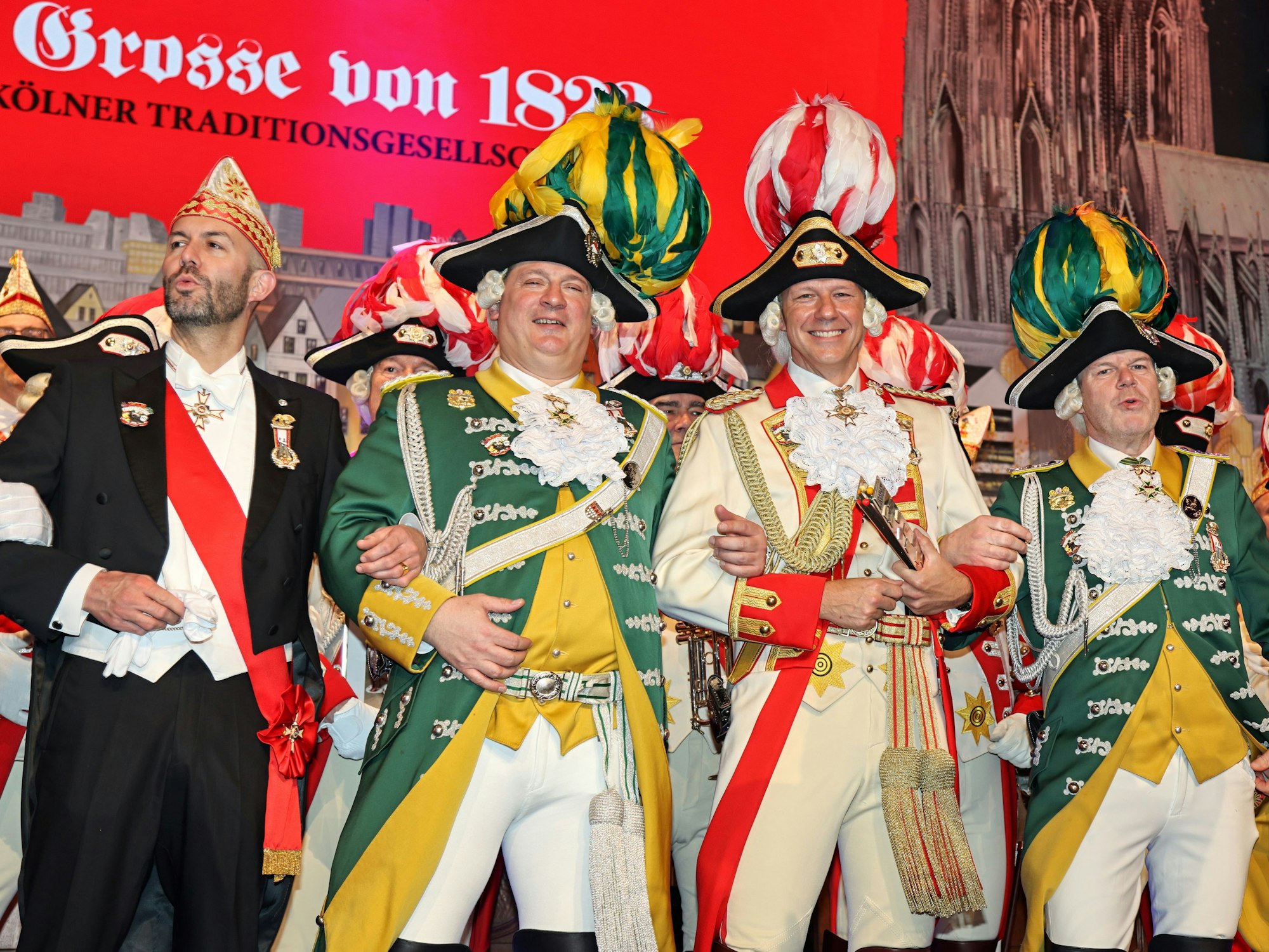 Die Adjutanten des Kölner Dreigestirns stehen auf der Bühne.