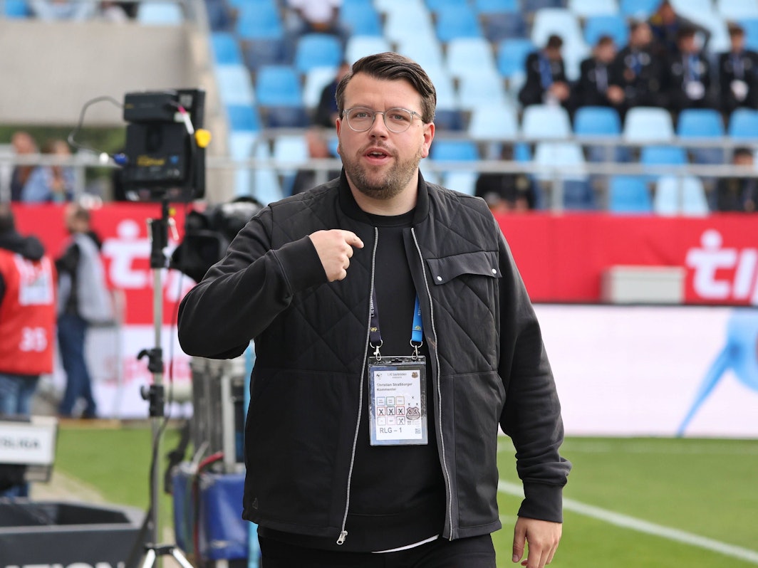 Christian Straßburger blickt in die Kamera und zeigt auf sich selbst.