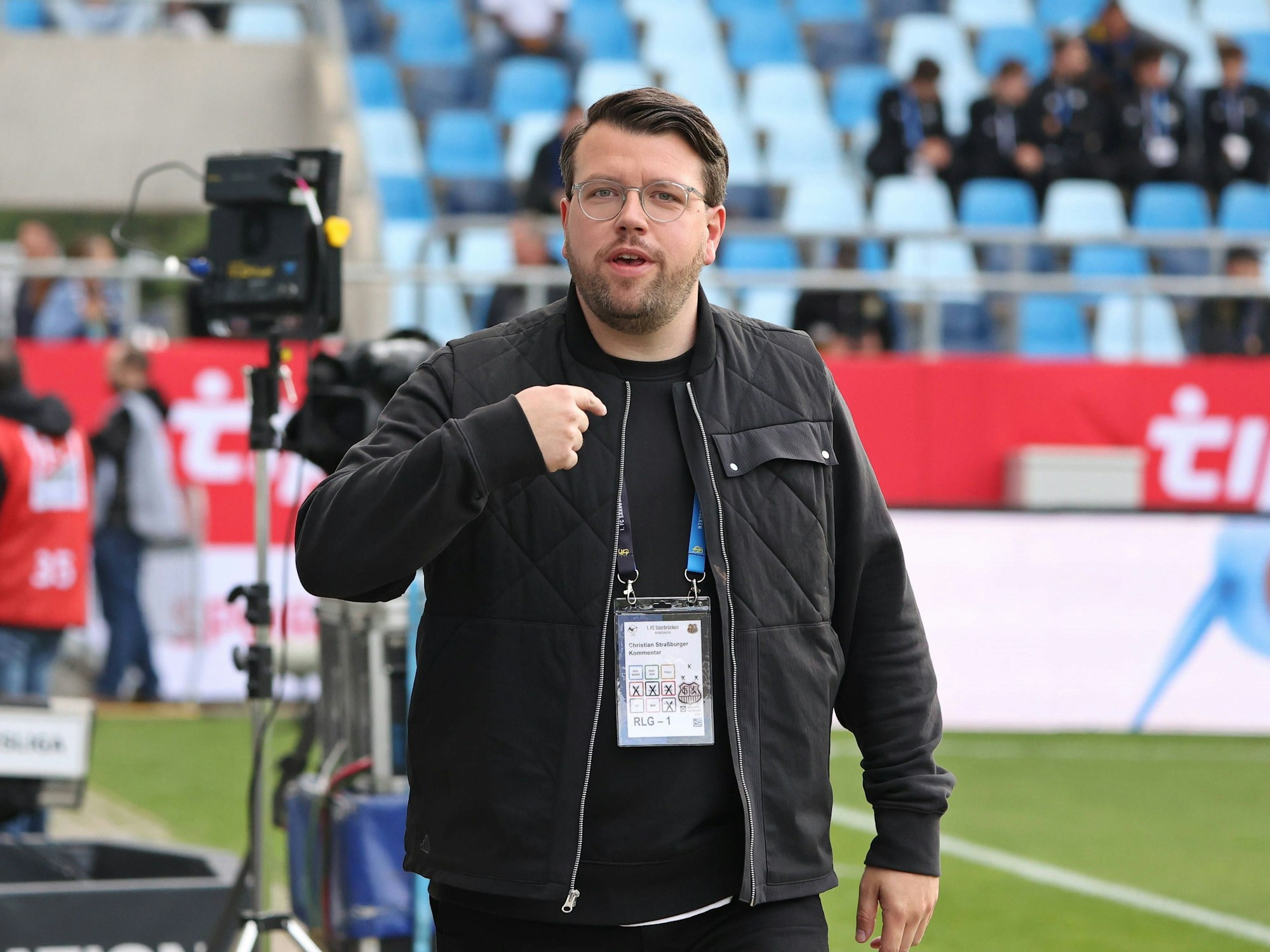 Christian Straßburger blickt in die Kamera und zeigt auf sich selbst.