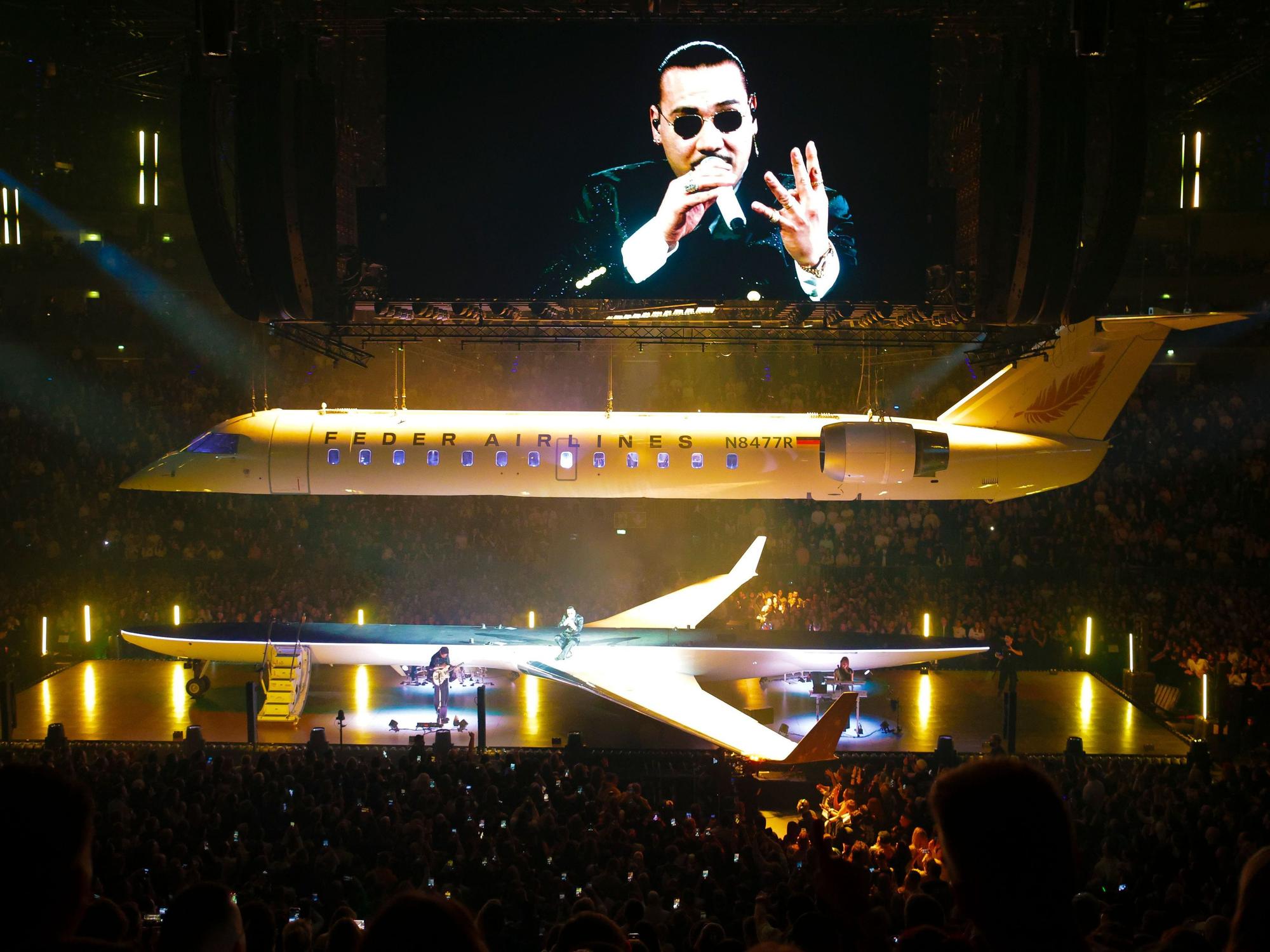 Blick auf die Bühne beim Konzert von Apache 207 in der Kölner Lanxess-Arena.