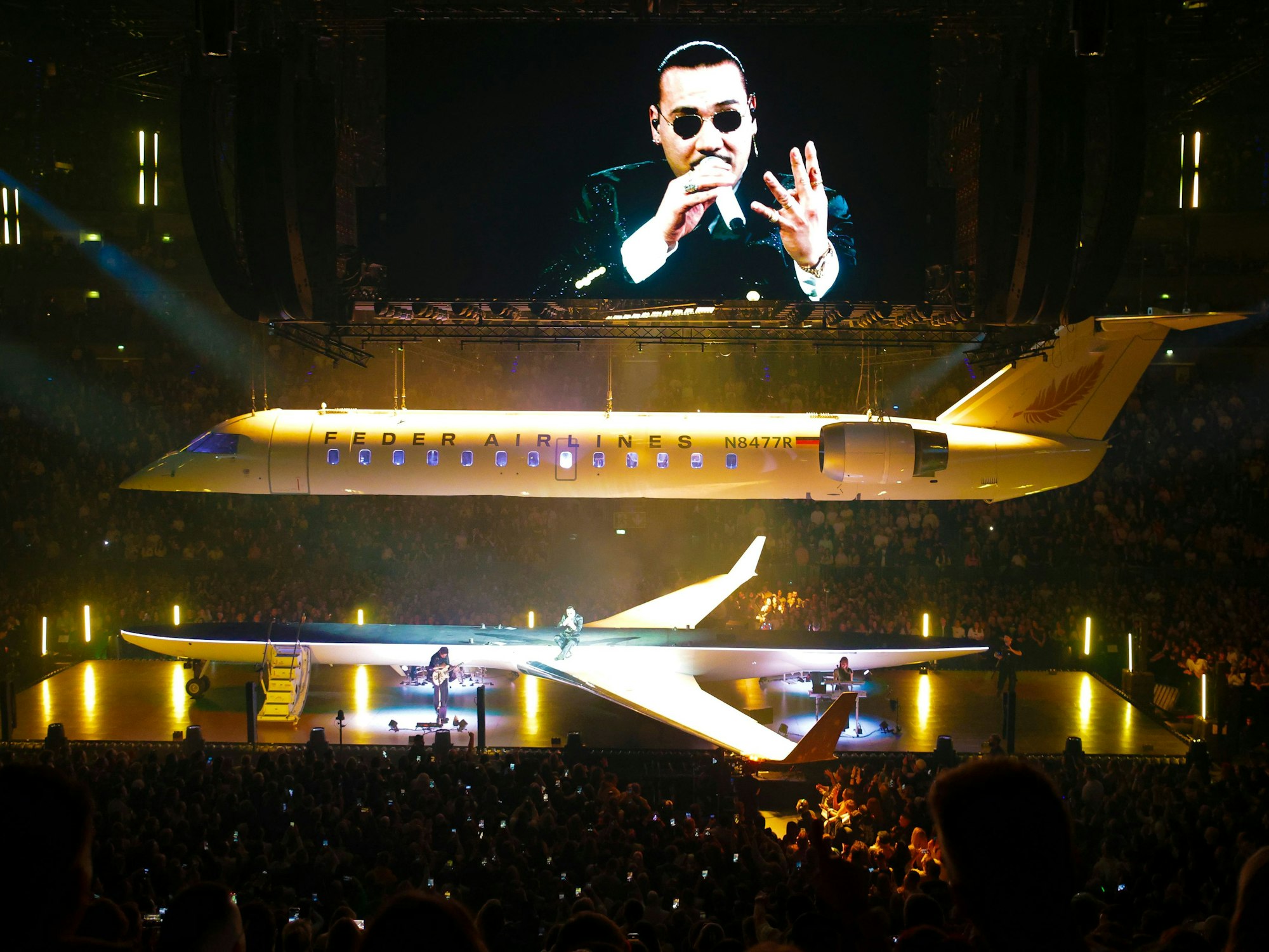 Blick auf die Bühne beim Konzert von Apache 207 in der Kölner Lanxess-Arena.