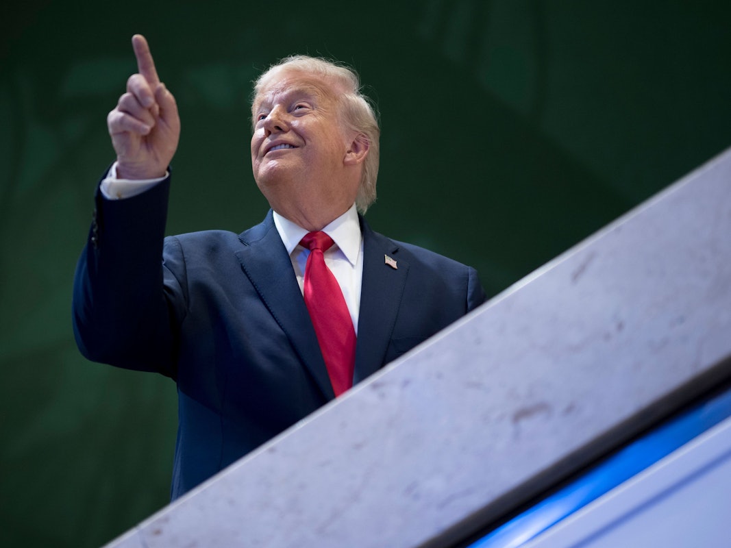 US-Präsident Donald Trump gestikuliert auf dem Flur nach seiner Rede während der Jahrestagung des Weltwirtschaftsforums in Davos.