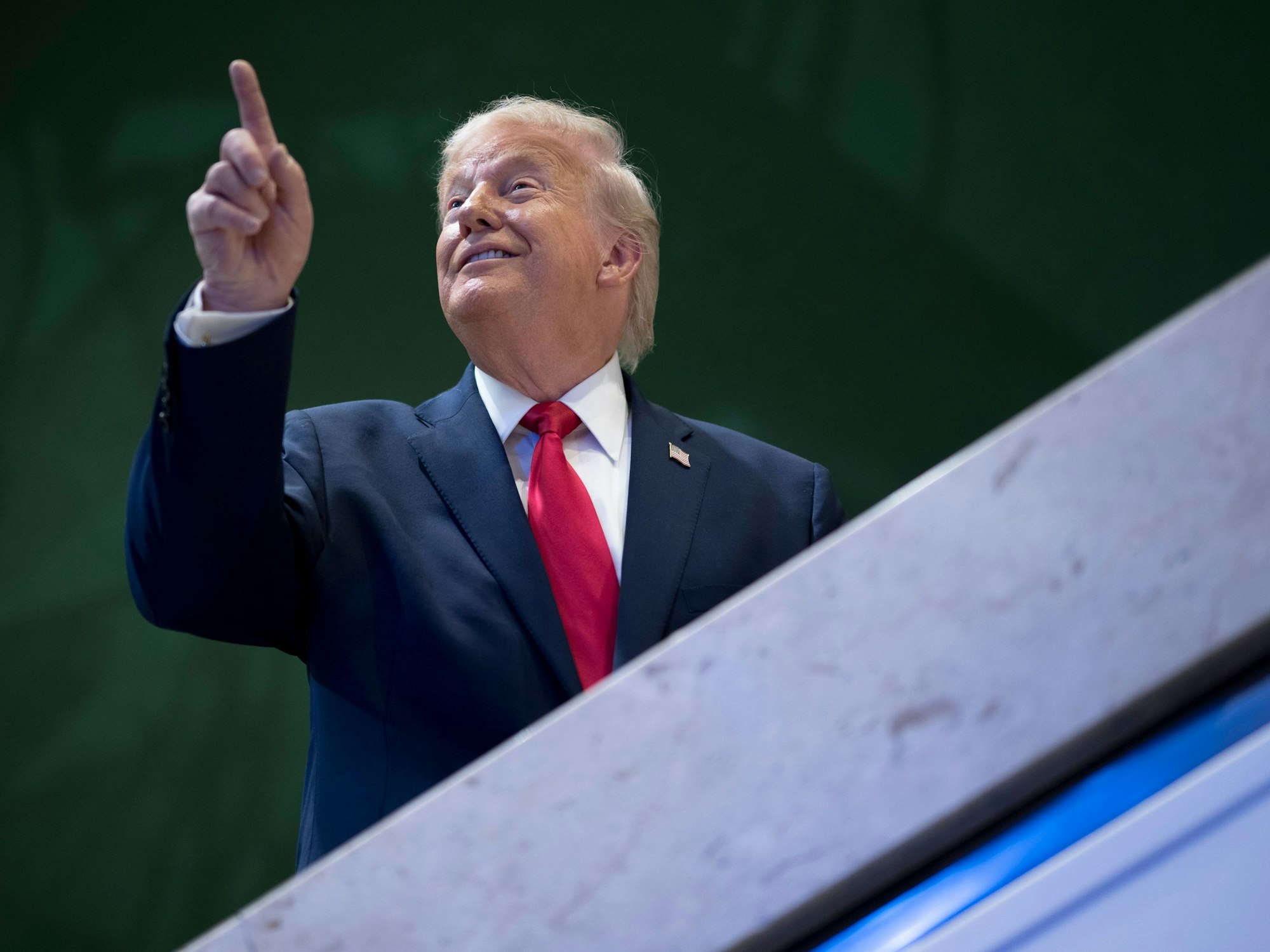 US-Präsident Donald Trump gestikuliert auf dem Flur nach seiner Rede während der Jahrestagung des Weltwirtschaftsforums in Davos.