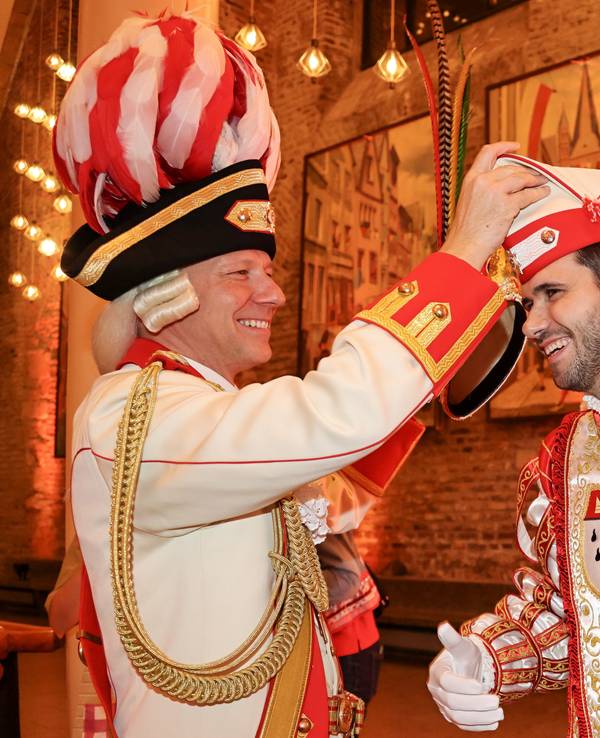Marcus Gottschalk setzt Prinz Niklas das Krätzchen auf.