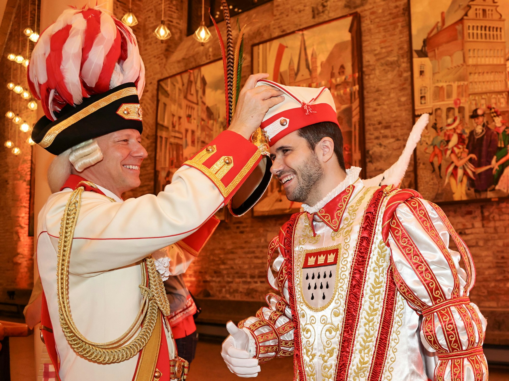 Marcus Gottschalk setzt Prinz Niklas das Krätzchen auf.