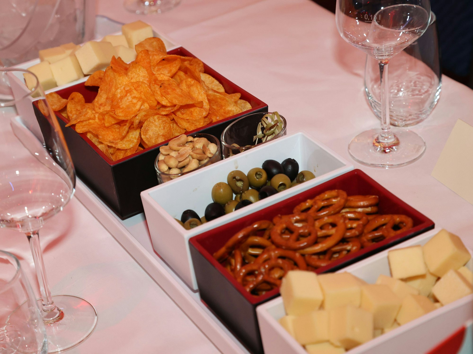 Ein Knabberteller steht auf einem Tisch.