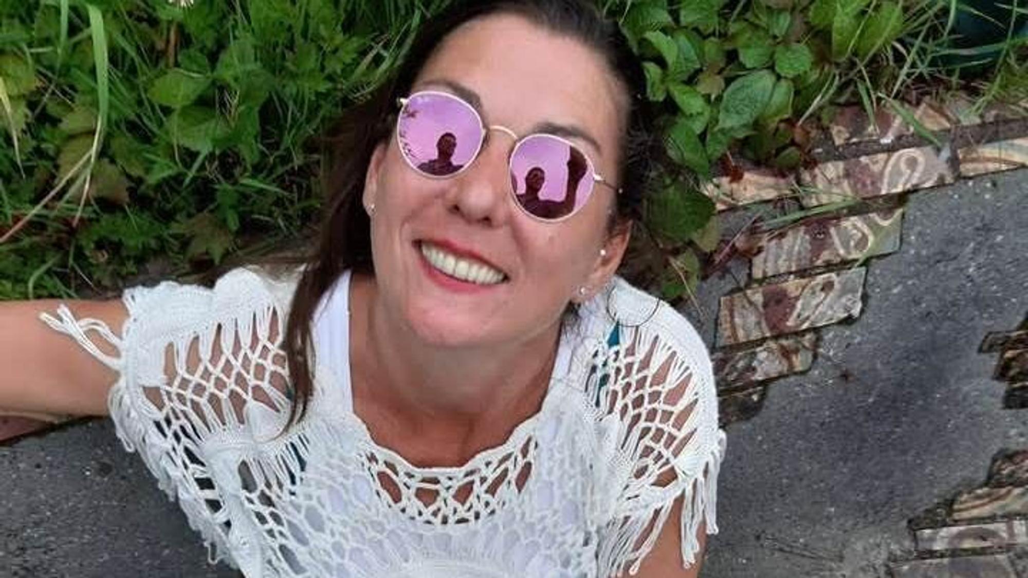 Eine Frau schaut in die Kamera