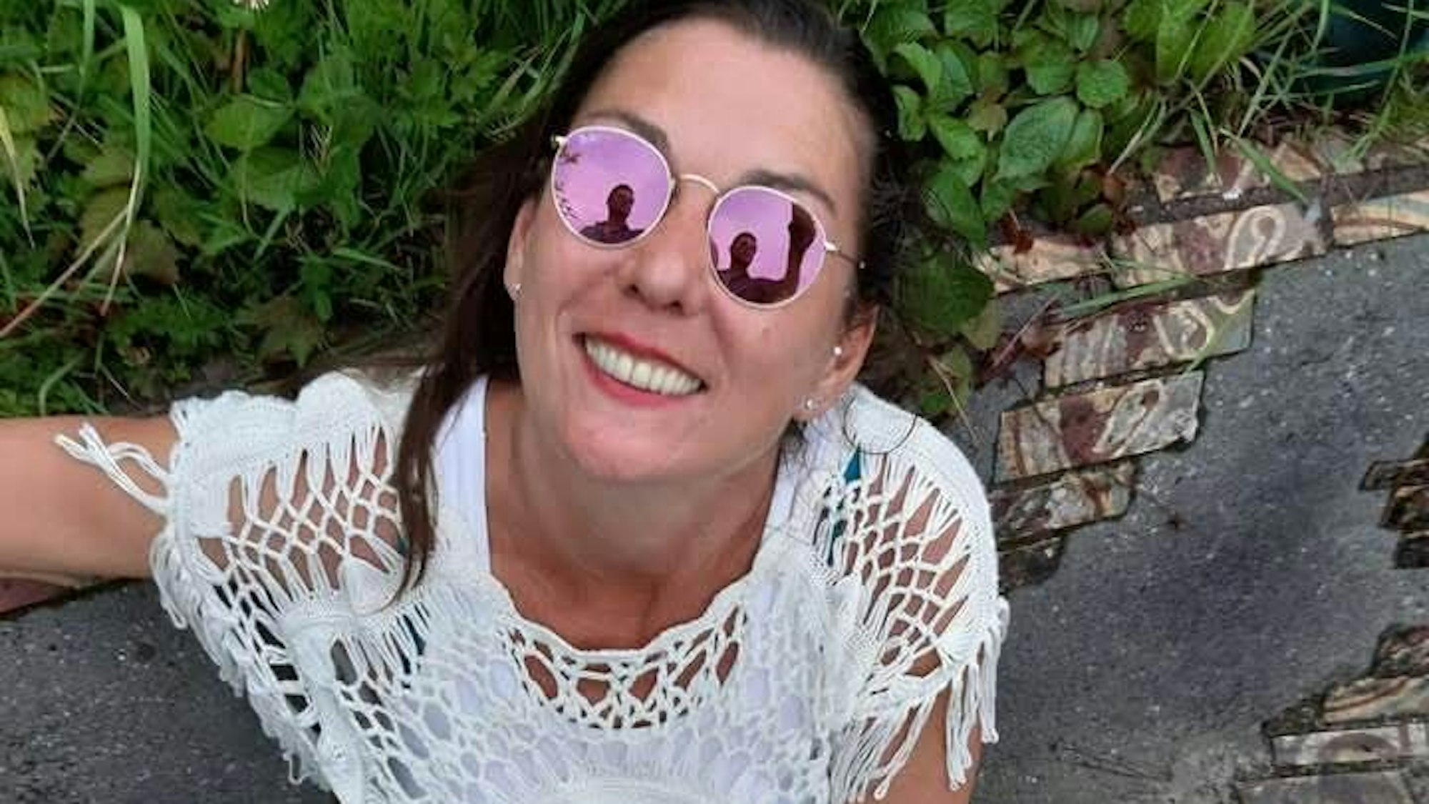 Eine Frau schaut in die Kamera