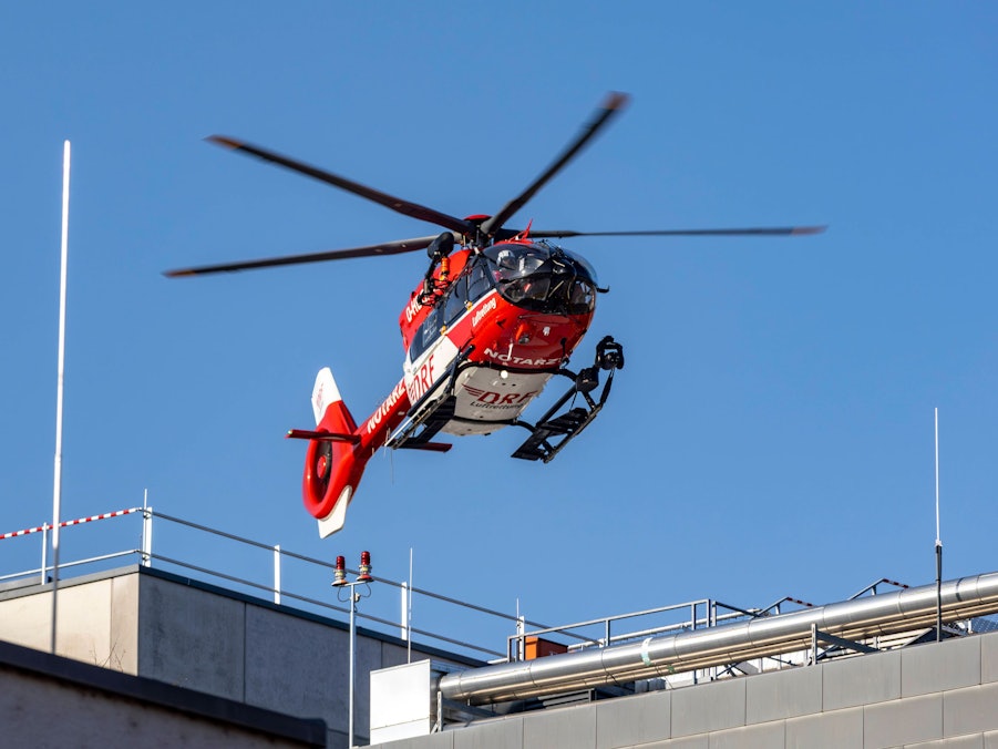 Ein Hubschrauber schwebt im blauen Himmel