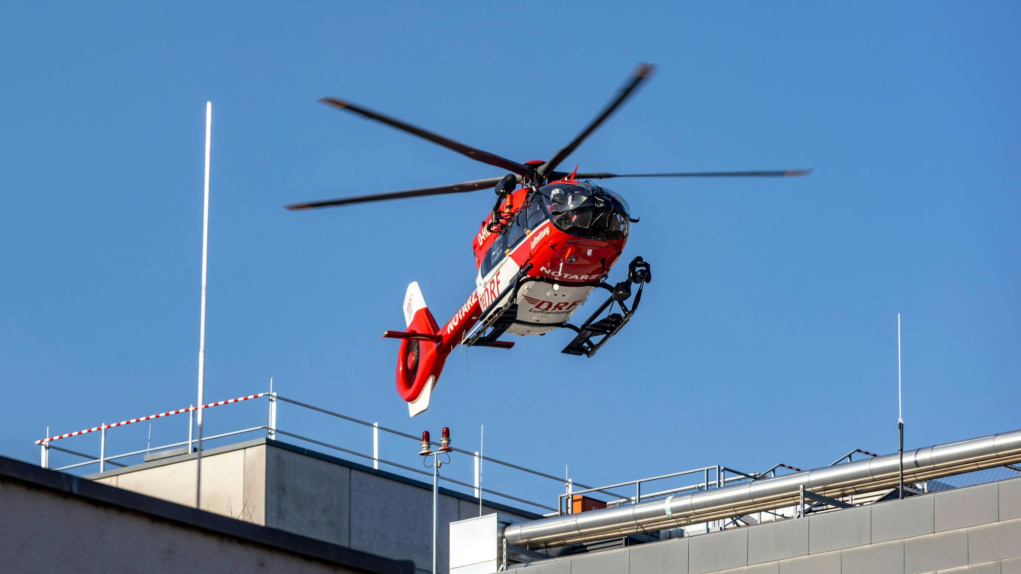 Ein Hubschrauber schwebt im blauen Himmel
