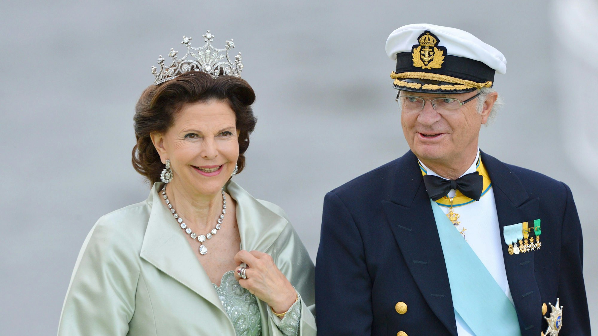 Schwedisches Königspaar Silvia und Carl Gustaf posieren.
