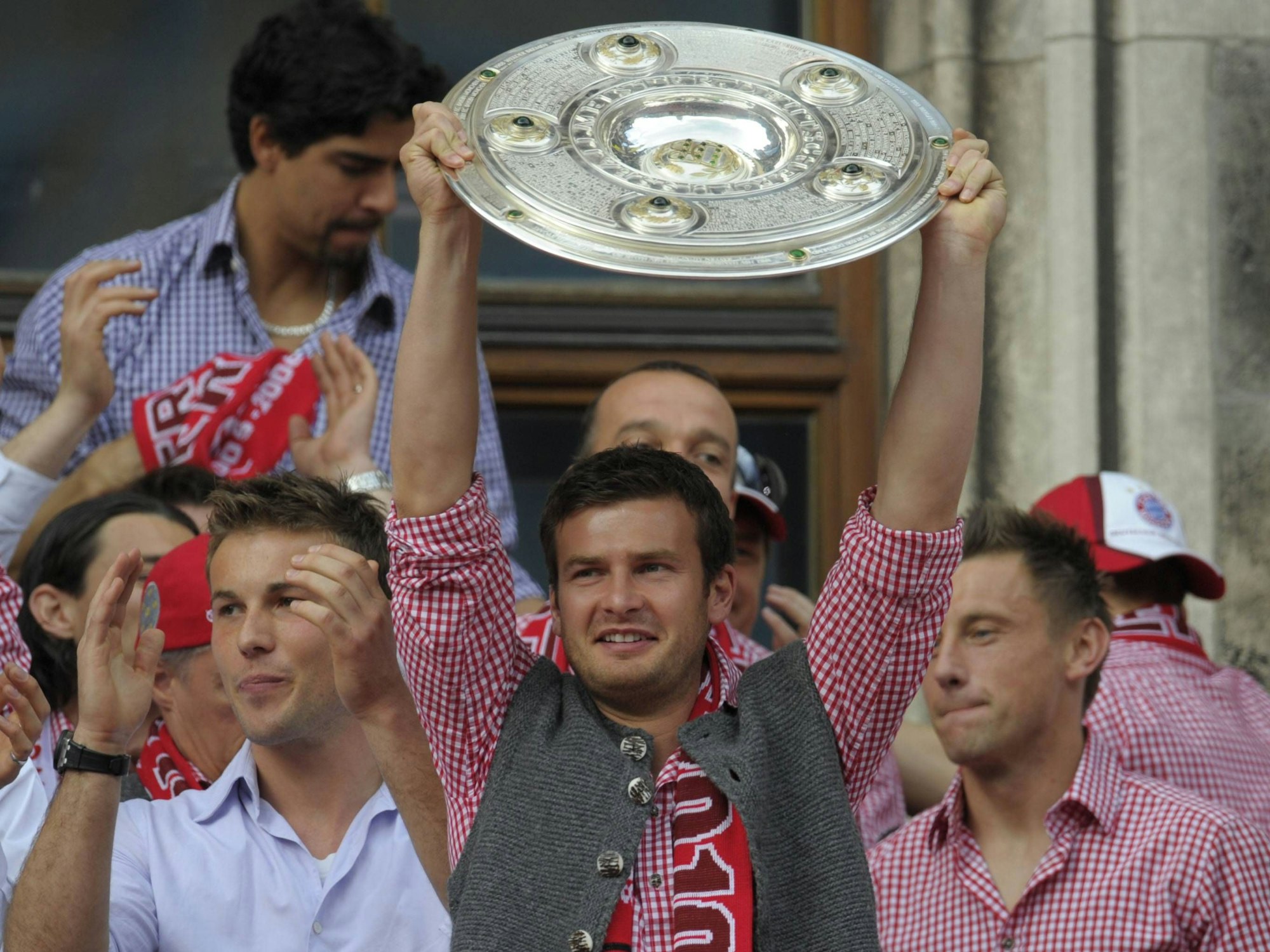 Andreas Görlitz stemmt die Meistetrschale in die Luft.