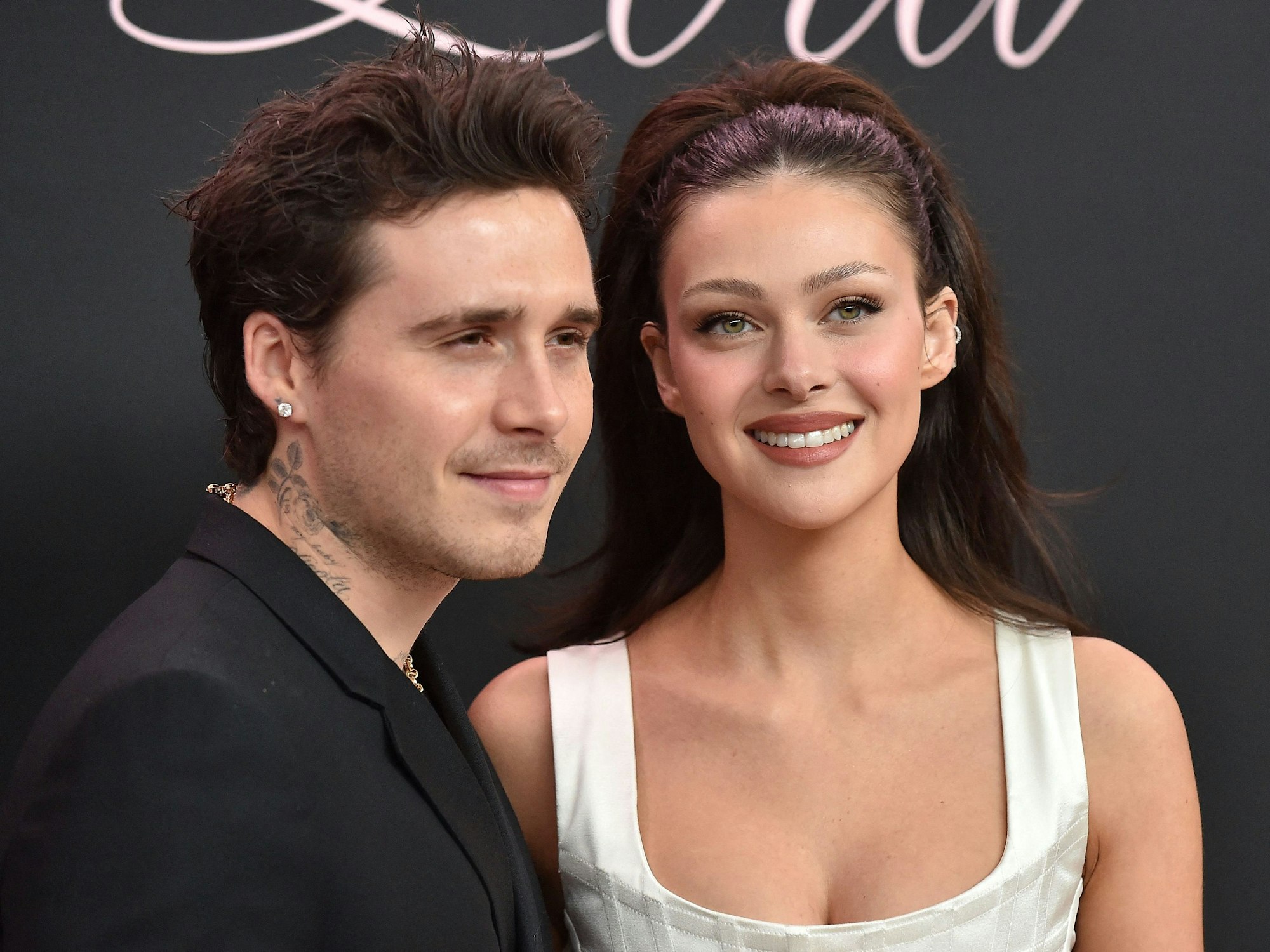 Brooklyn Beckham und Nicola Peltz Beckham posieren nebeneinander für die Kameras.