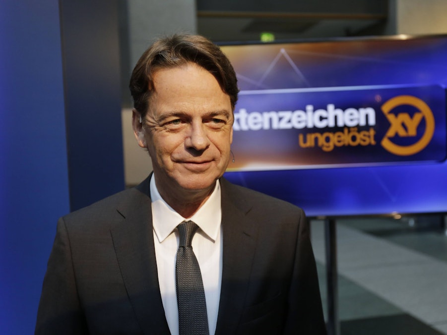 Rudi Cerne vor einem Bildschirm mit Sendung