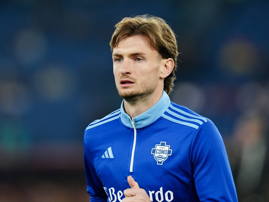 Stefan Posch wärmt sich auf.