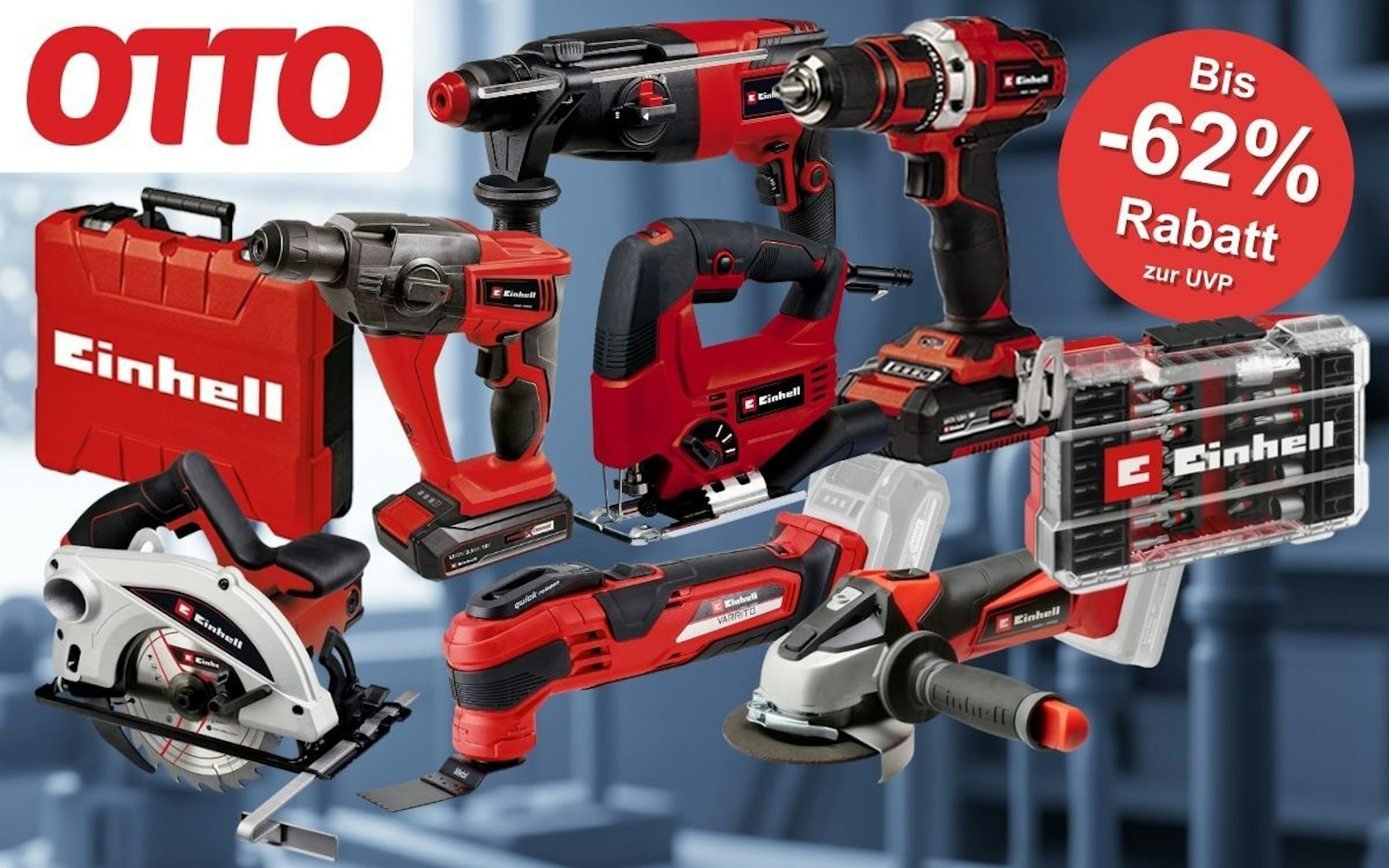 Produktbild mit verschiedenen Einhell Werkzeugen wie Akku-Bohrschraubern, Winkelschleifern, Stichsägen, Kreissägen und Zubehör vor einem Hintergrund einer Werkstatt in kühlem Licht.