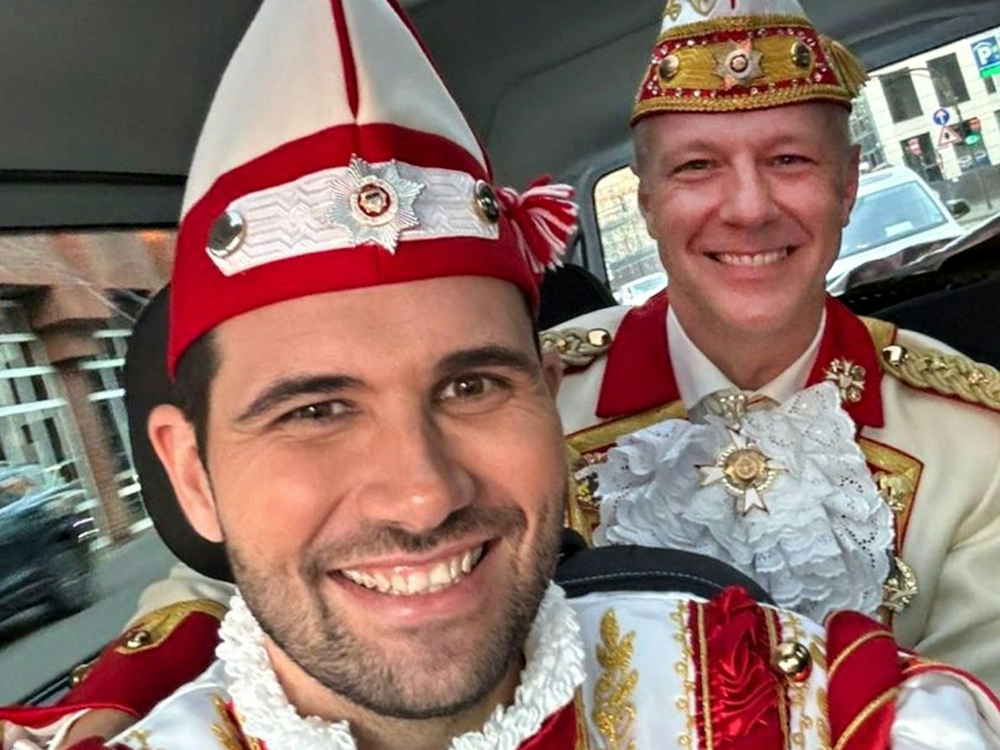 Prinz Niklas sitzt zusammen mit Marcus Gottschalk im Auto.