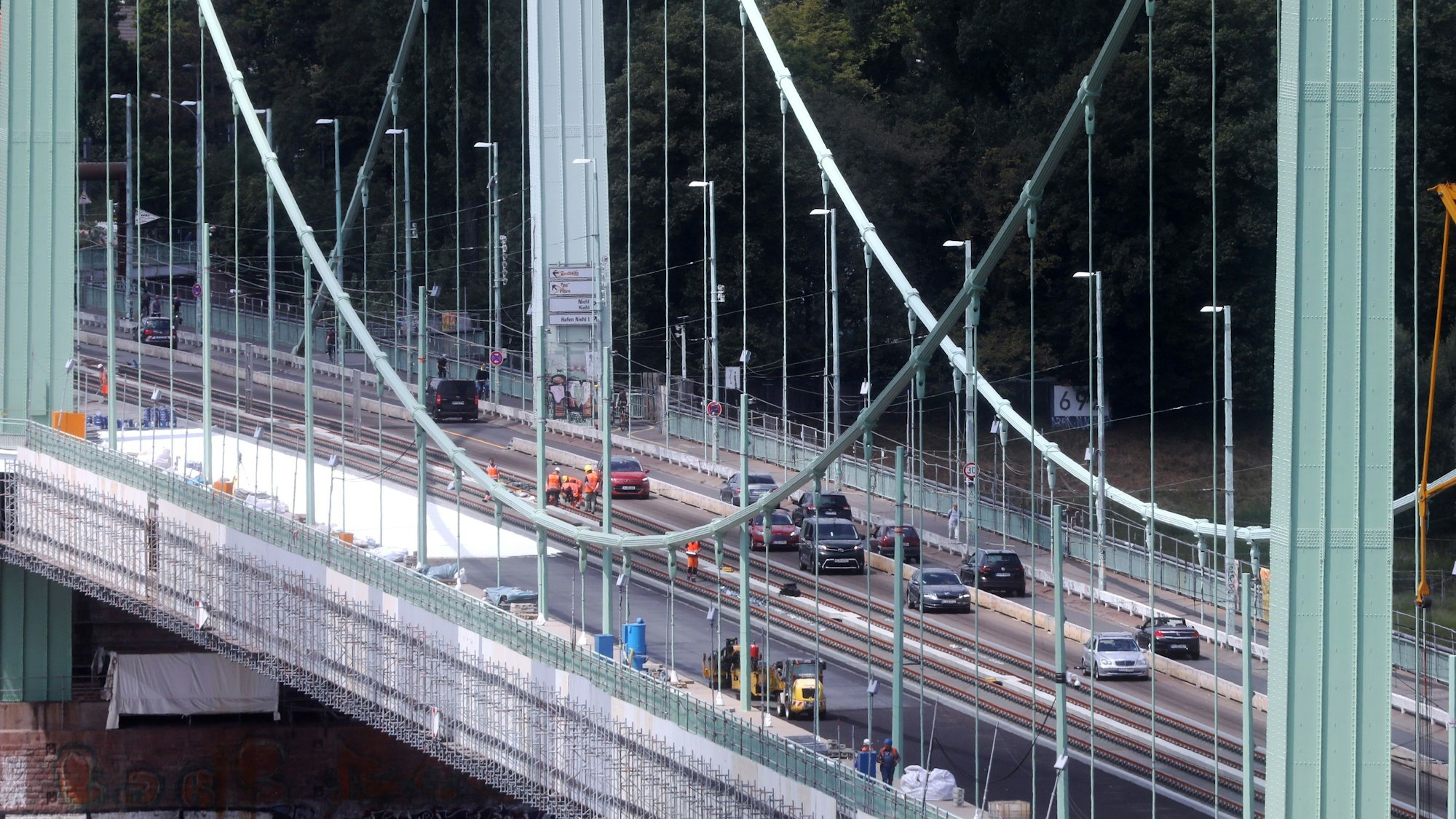 Autos fahren über eine Brücke.