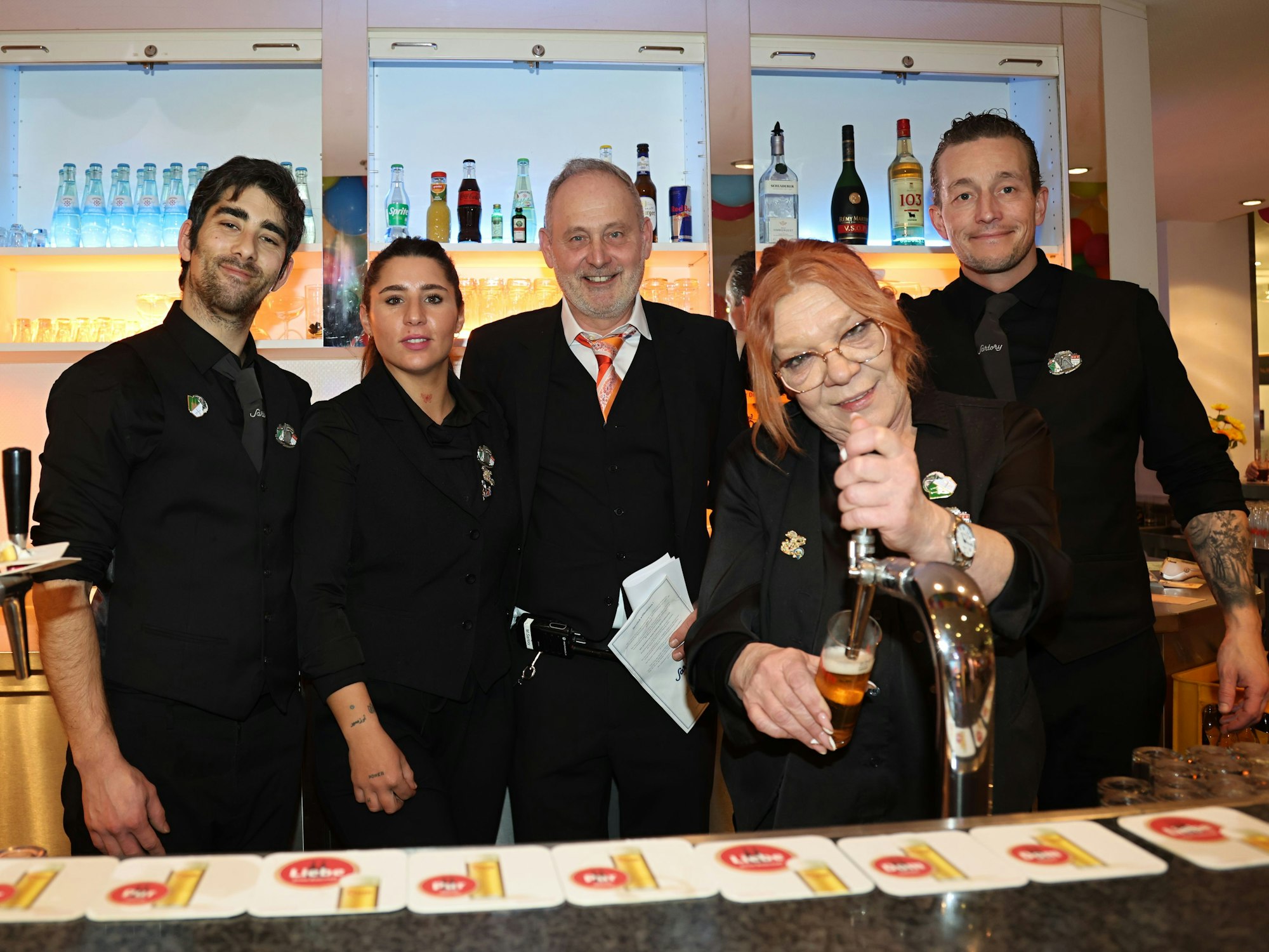 Das Thekenteam im Sartory-Saal rund um Marcus Sartory.